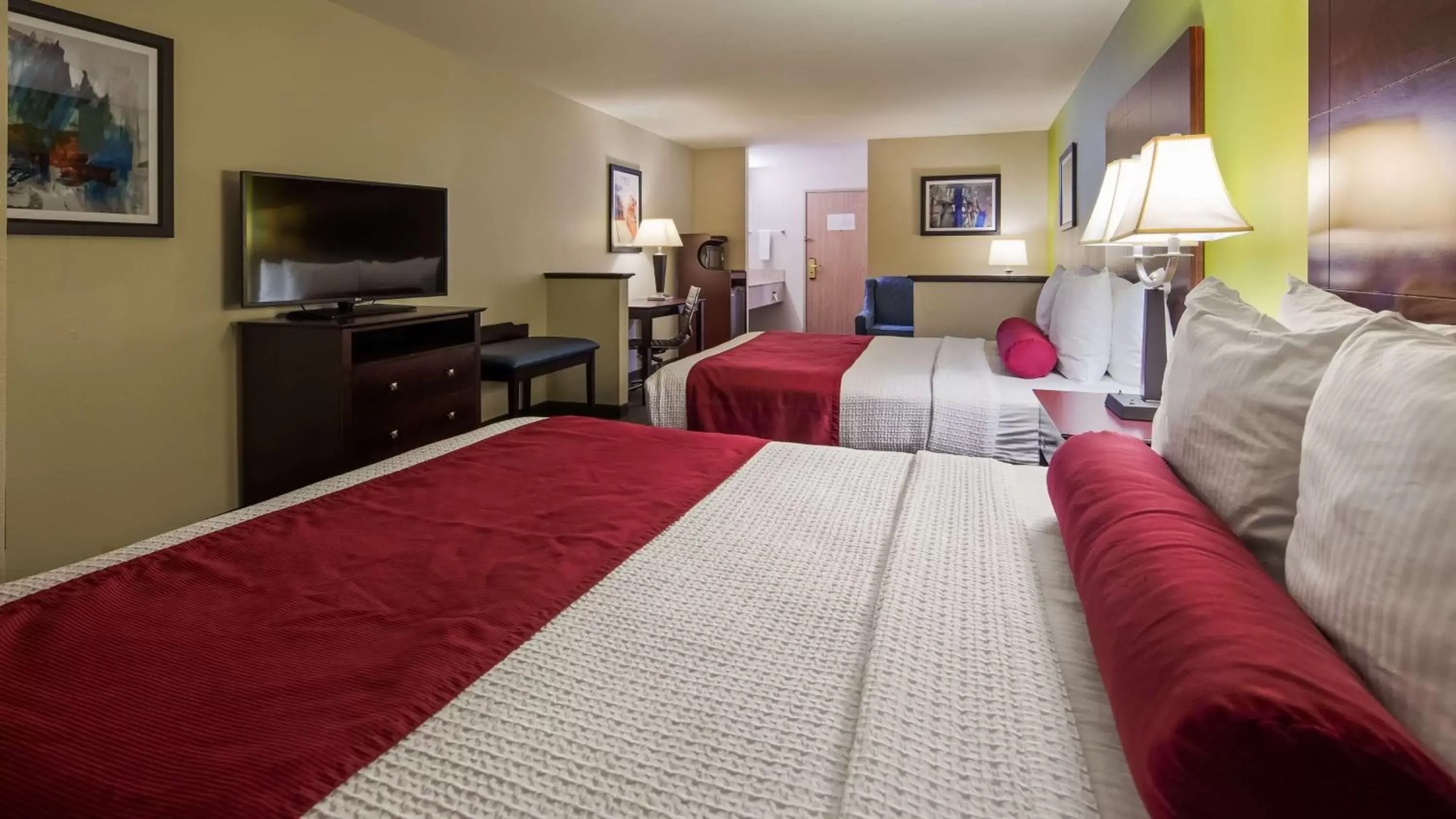 Photo of the whole room, Bed in Best Western Plus Mansfield Inn and Suites