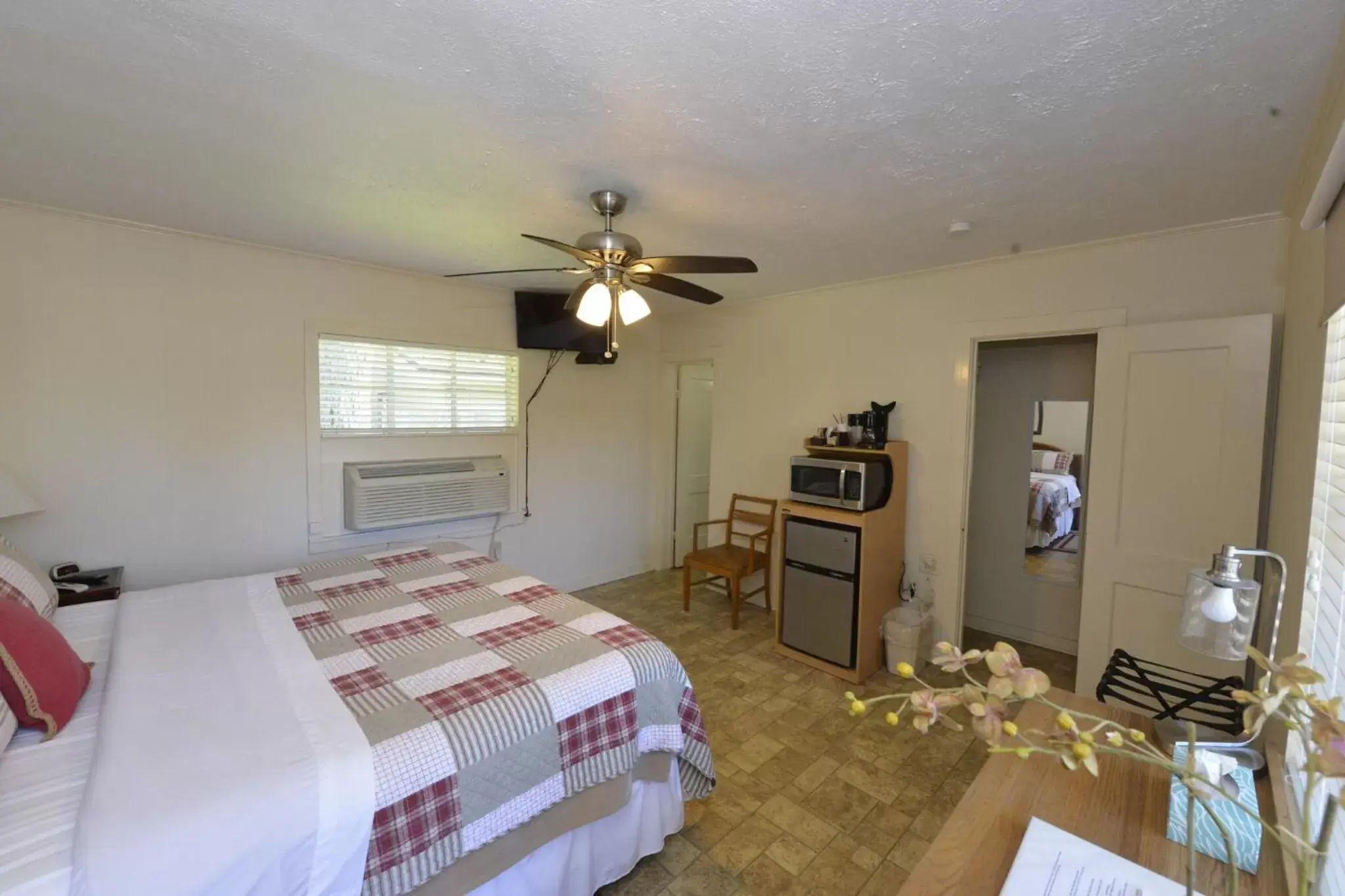 Bed in Shiner Country Inn Bed in Shiner Country Inn