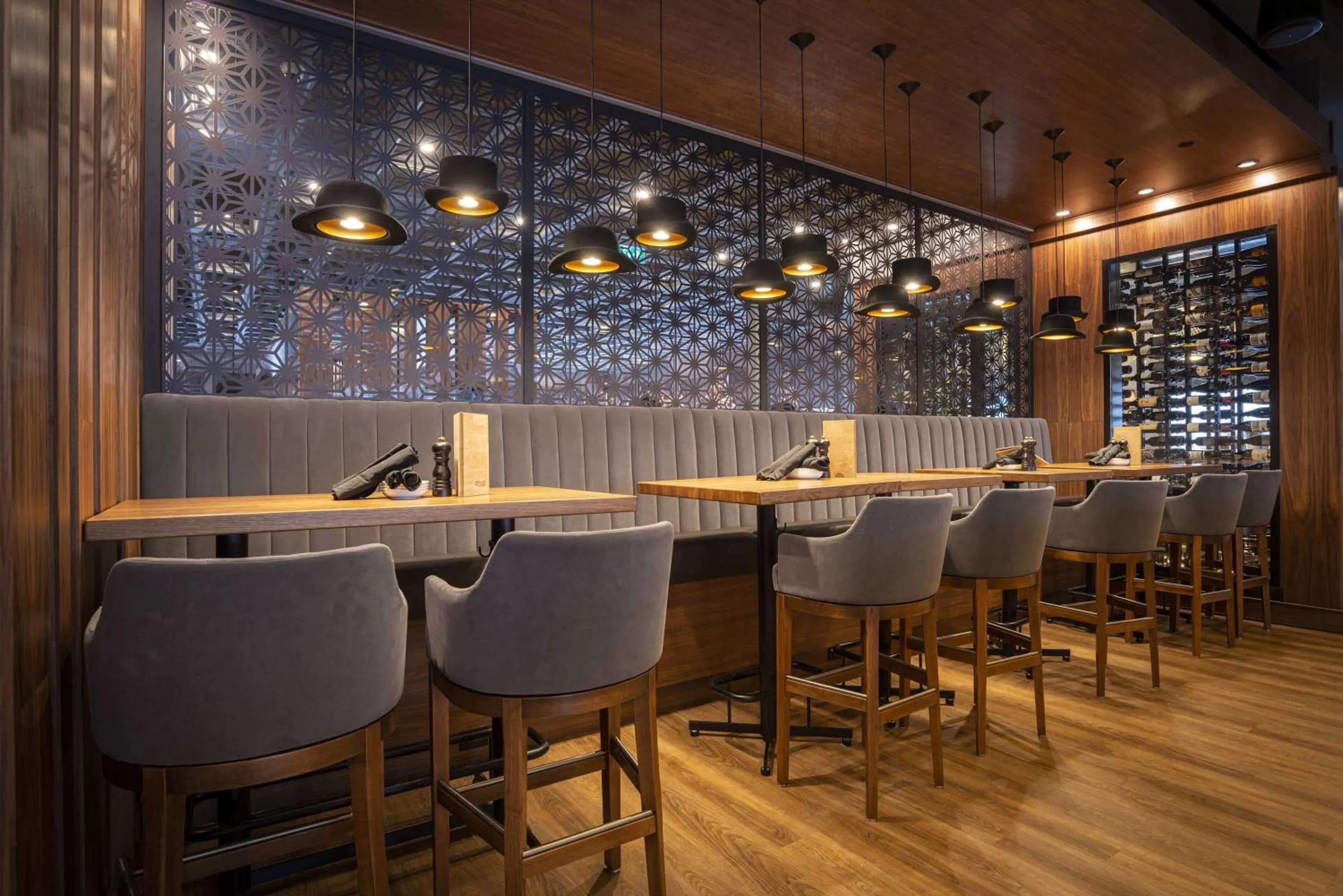 Lounge or bar in Sandman Signature Sherwood Park Hotel