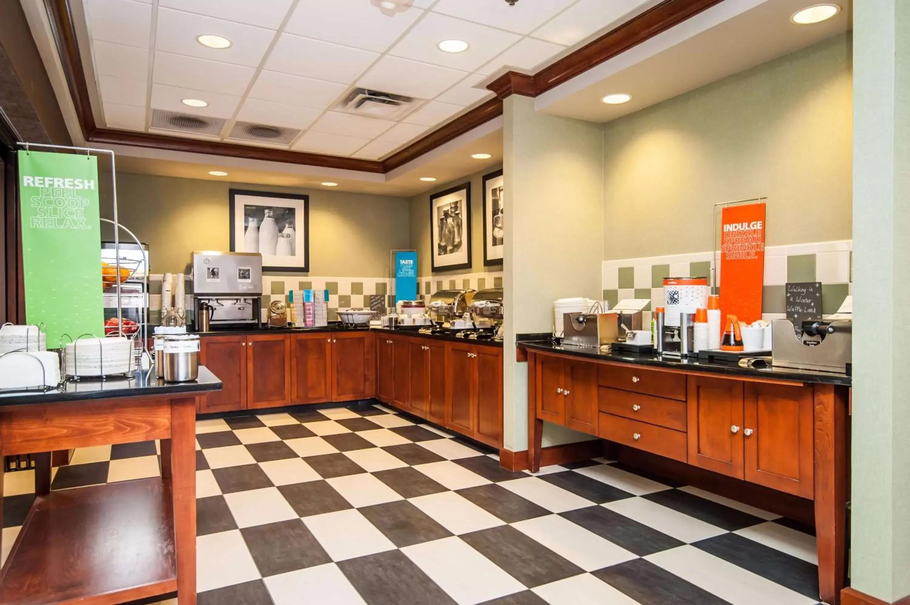 Dining area, Restaurant/Places to Eat in Hampton Inn South Kingstown - Newport Area