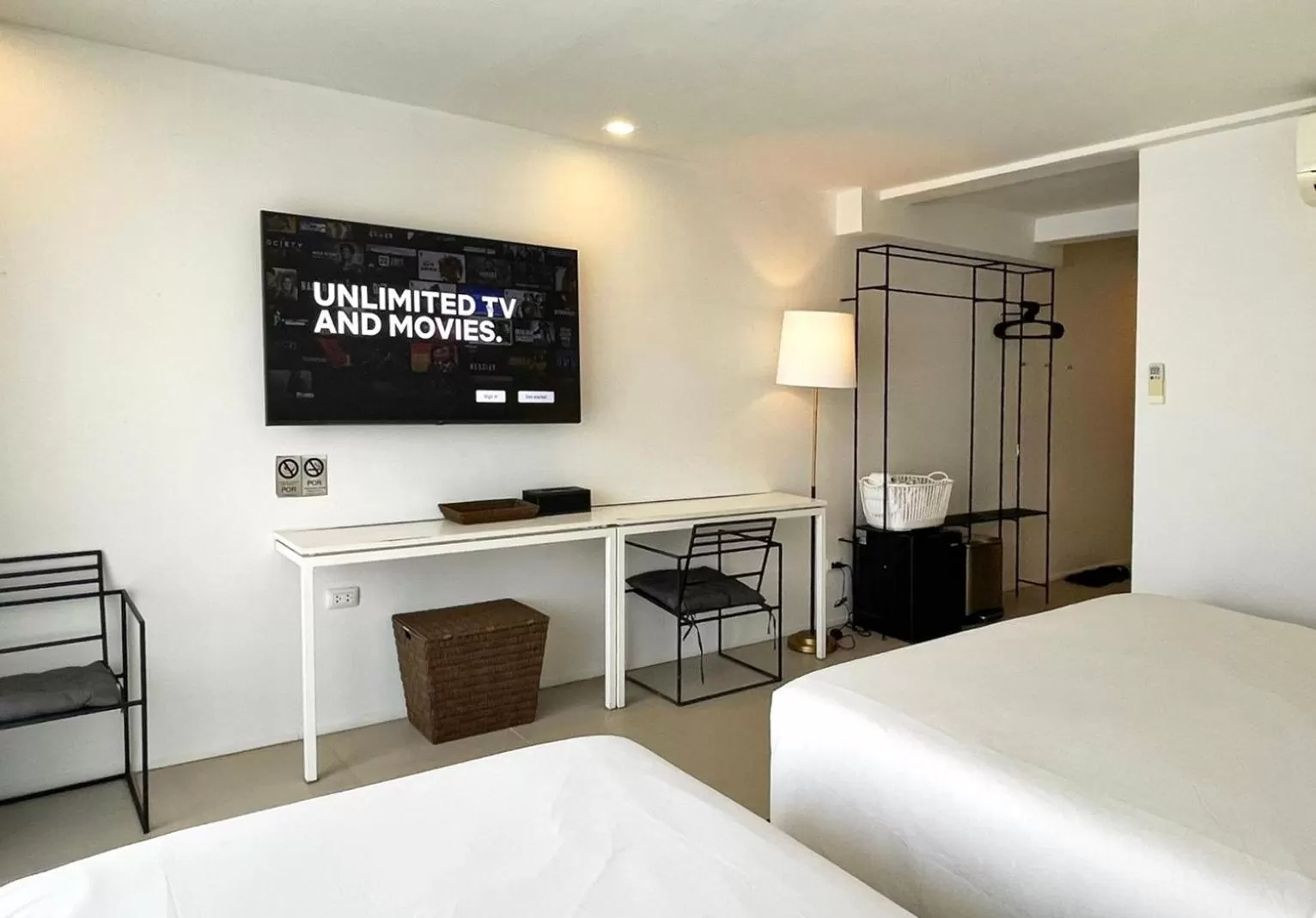 Photo of the whole room, Bed in POR Santitham