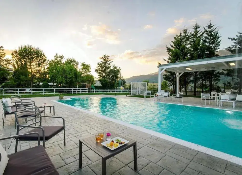 Swimming Pool in Hotel Santacroce Meeting