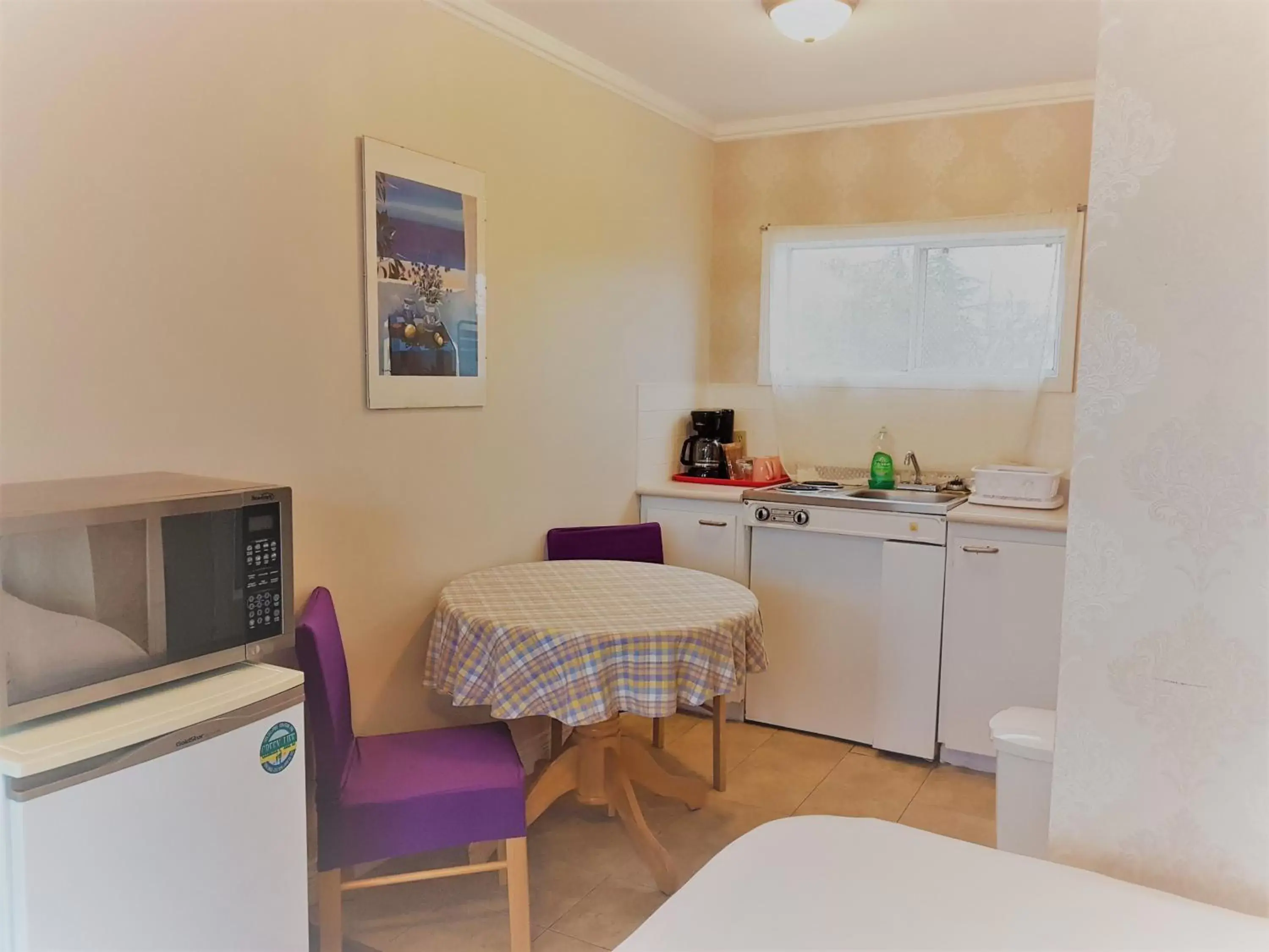 Kitchen/Kitchenette in Westview Centre Motel