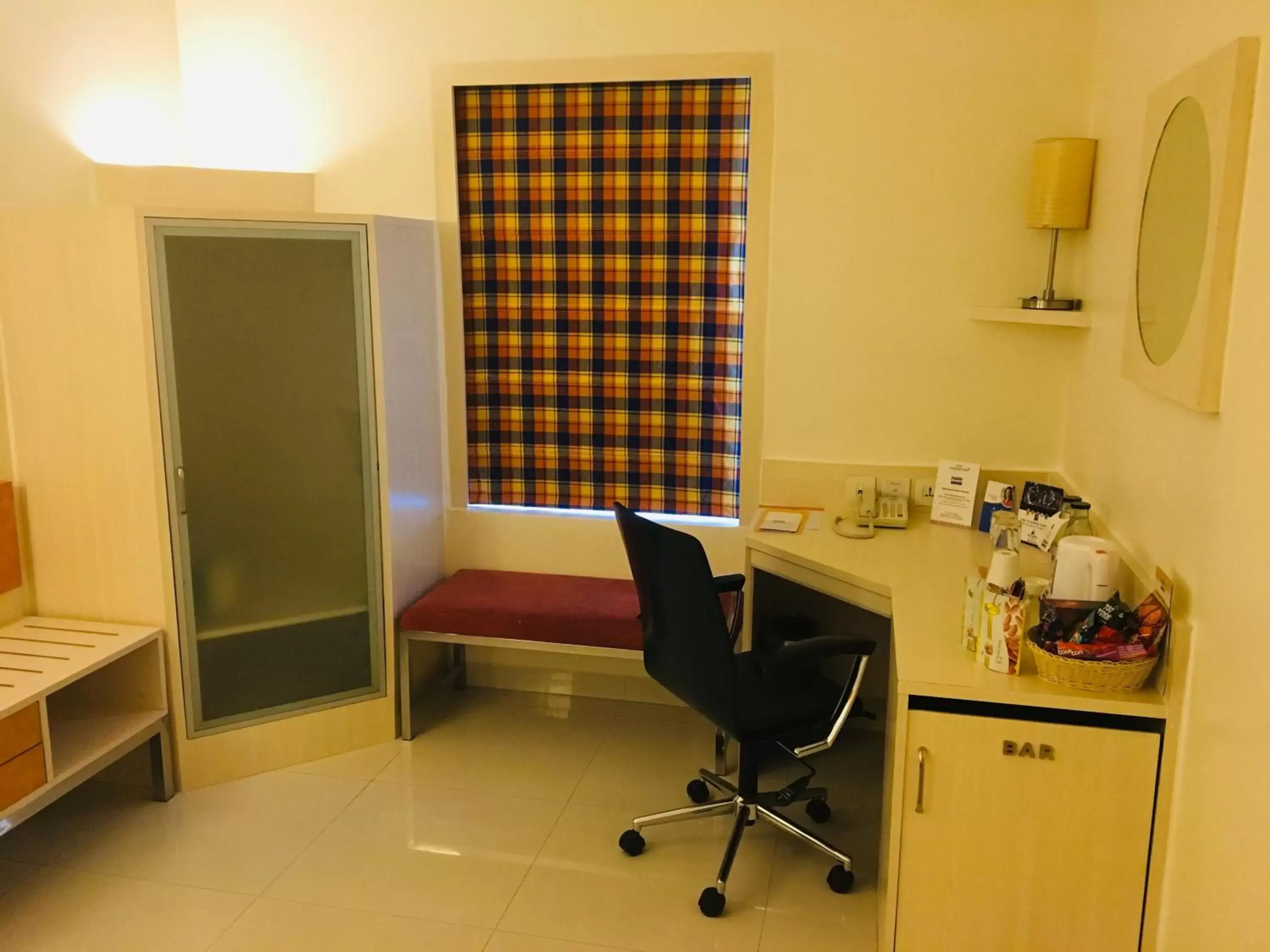 Seating area, TV/Entertainment Center in Hometel Chandigarh