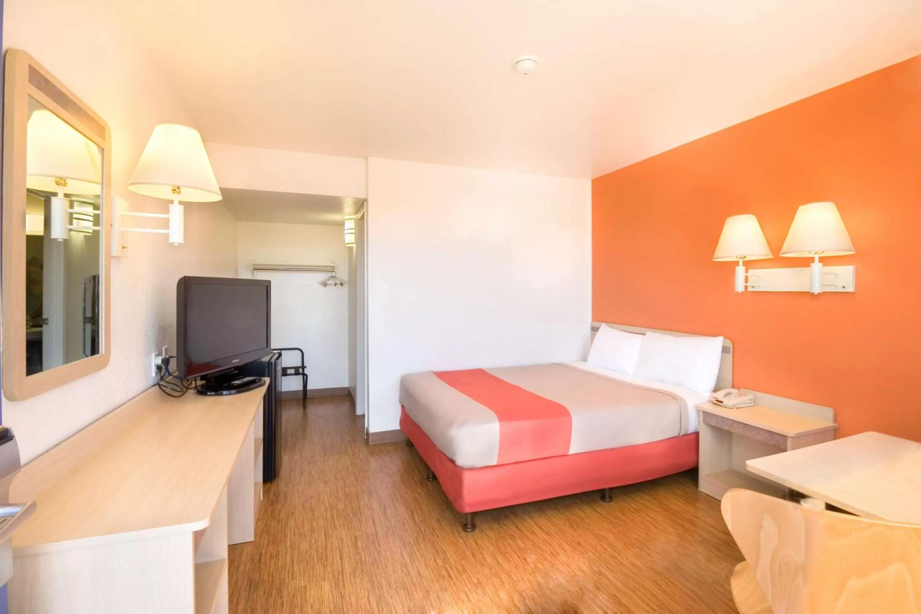 TV and multimedia, Bed in Motel 6-Pendleton, OR