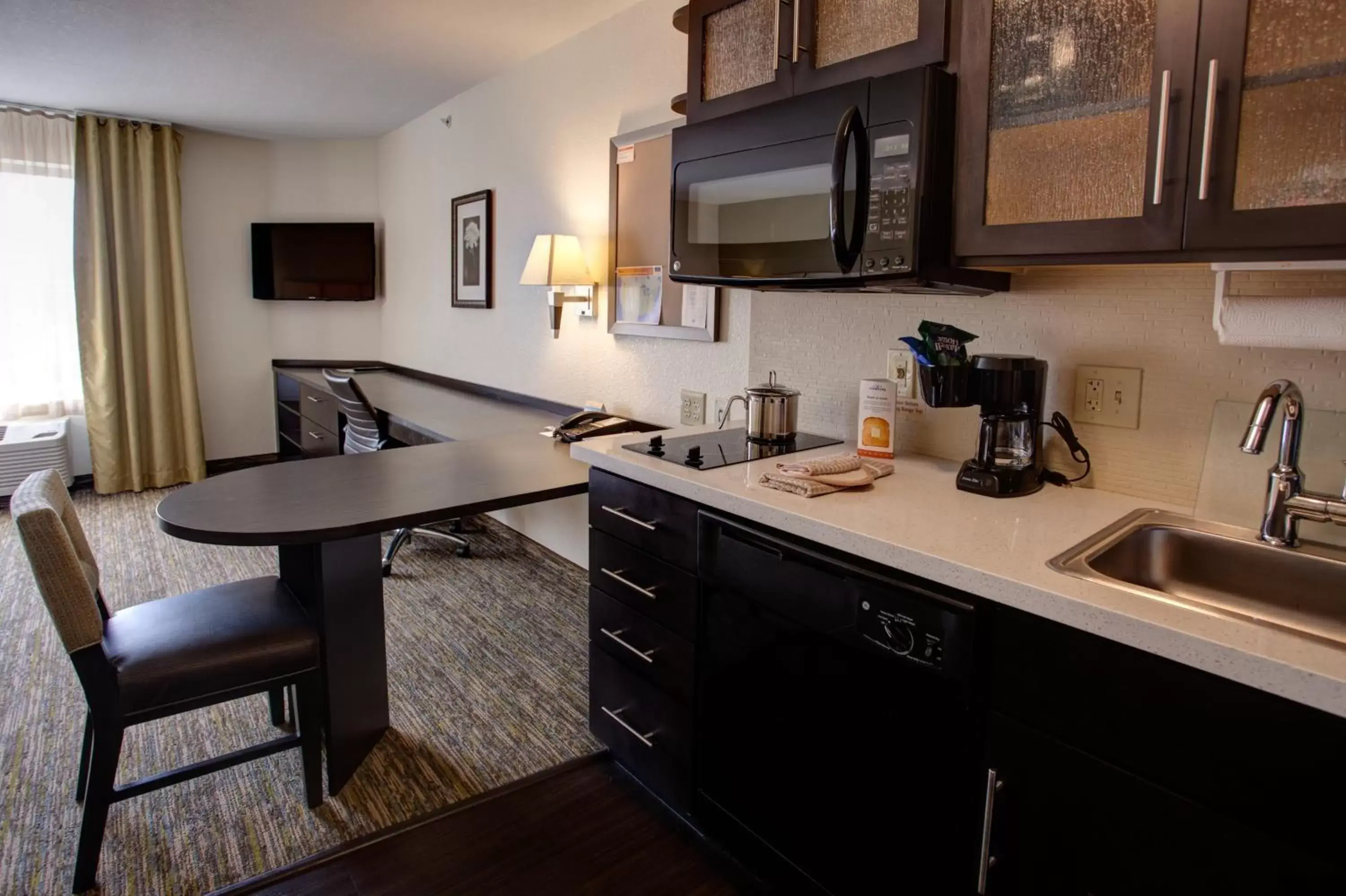 Photo of the whole room, Kitchen/Kitchenette in Candlewood Suites Manhattan, an IHG Hotel