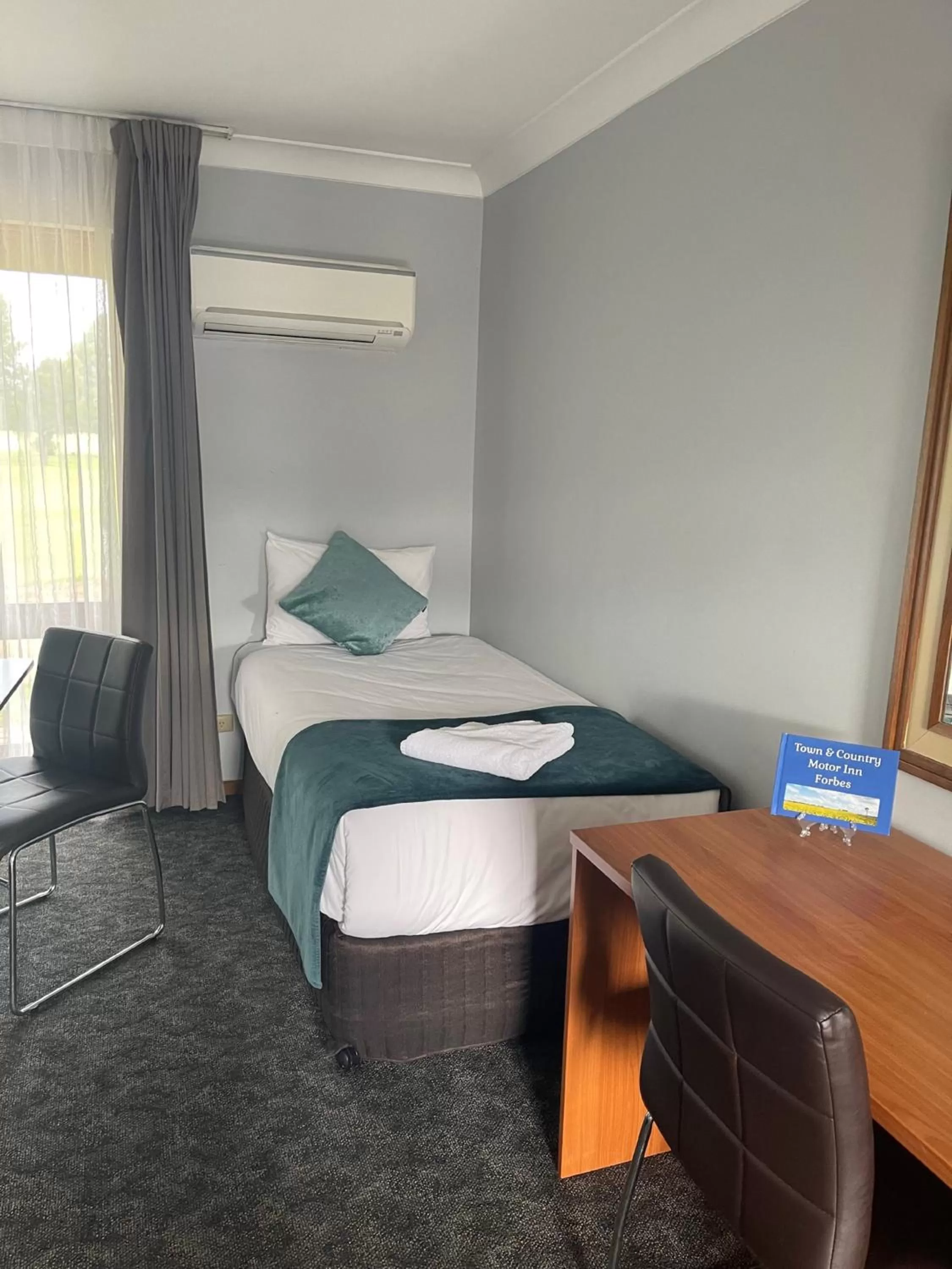 Bed in Town & Country Motor Inn