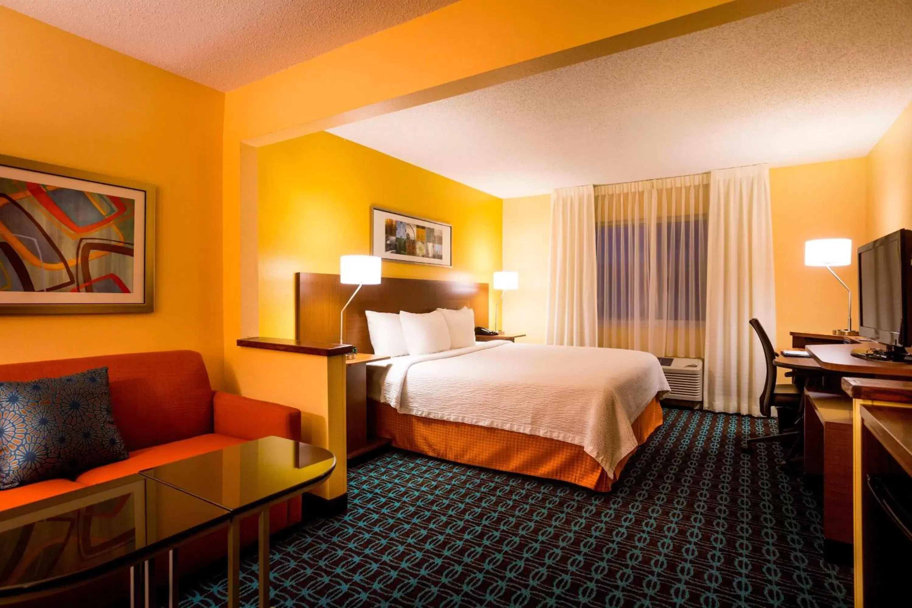 Photo of the whole room, Bed in Fairfield Inn and Suites by Marriott Cincinnati Eastgate