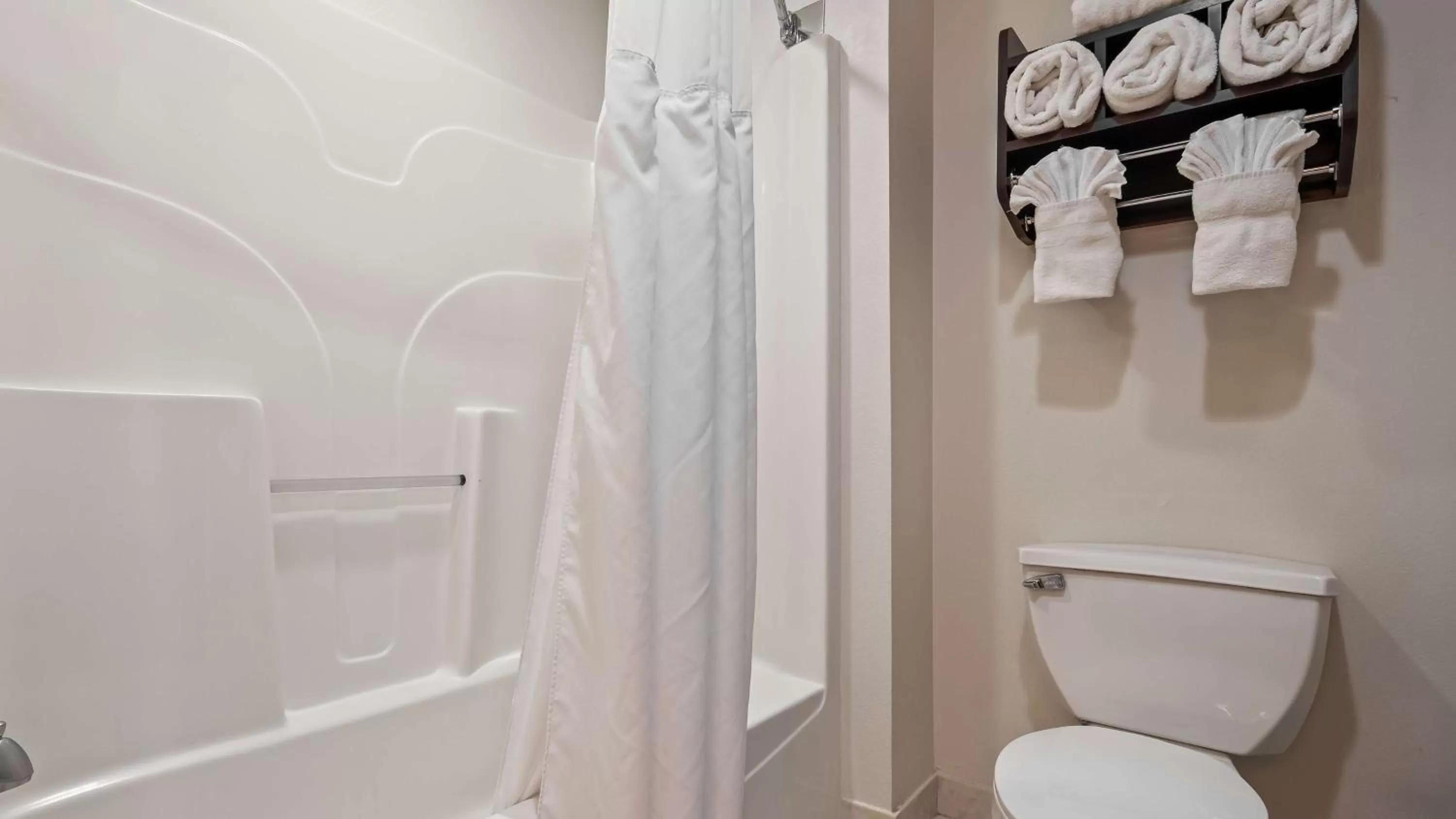 Bathroom in Best Western Plus O'hare International South Hotel