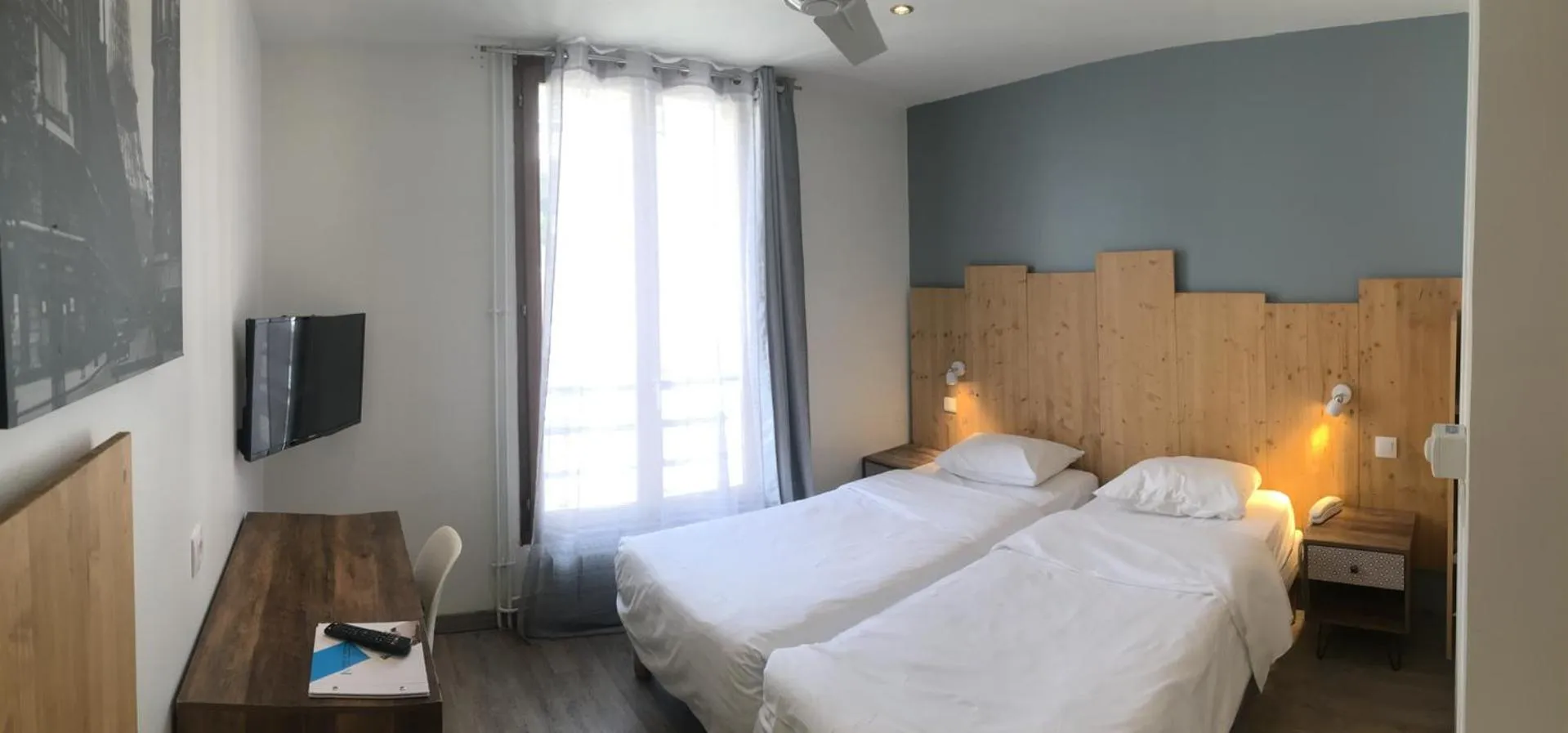 Photo of the whole room, Bed in Hôtel du Maine