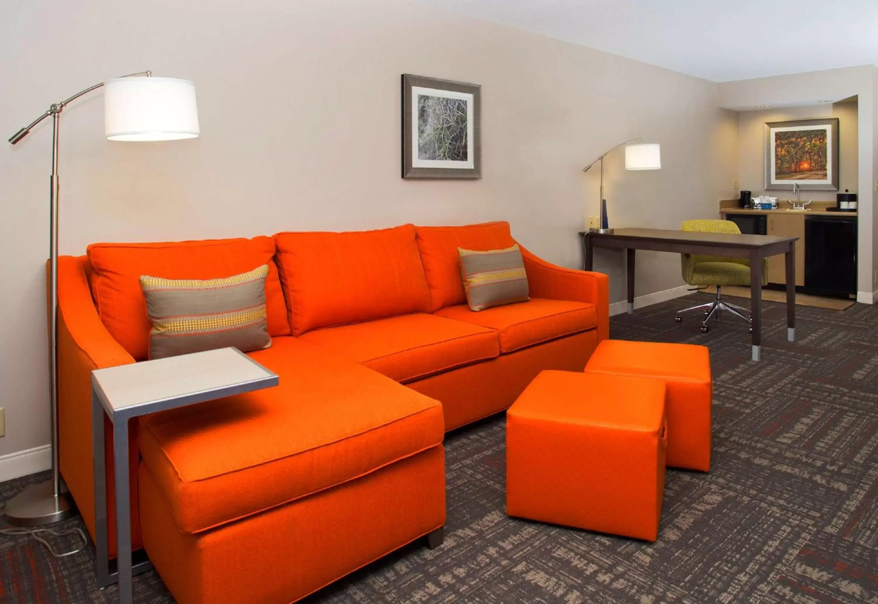 Bed, Seating Area in Hampton Inn & Suites Valdosta/Conference Center