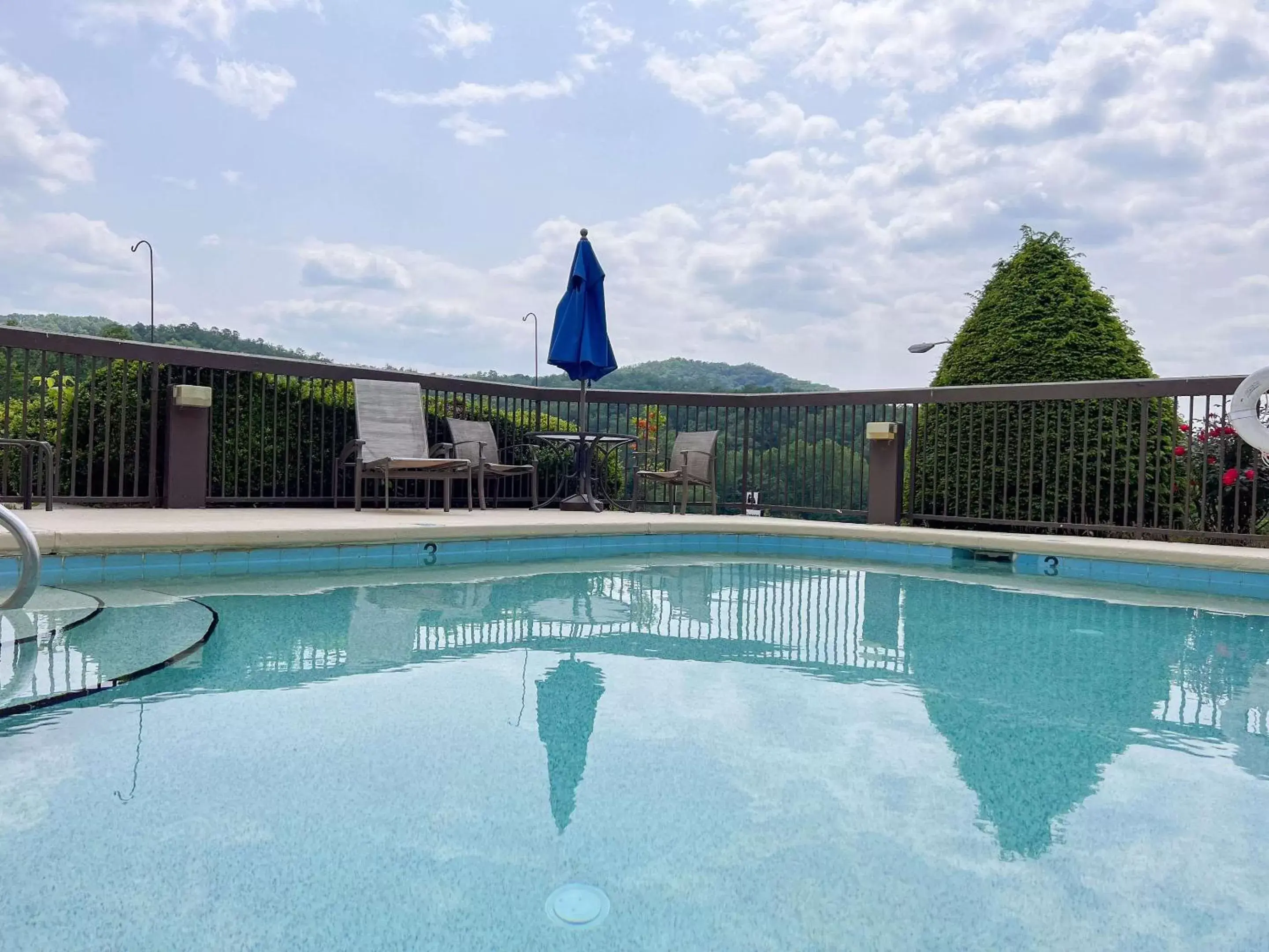 Swimming Pool in Cherokee Inn