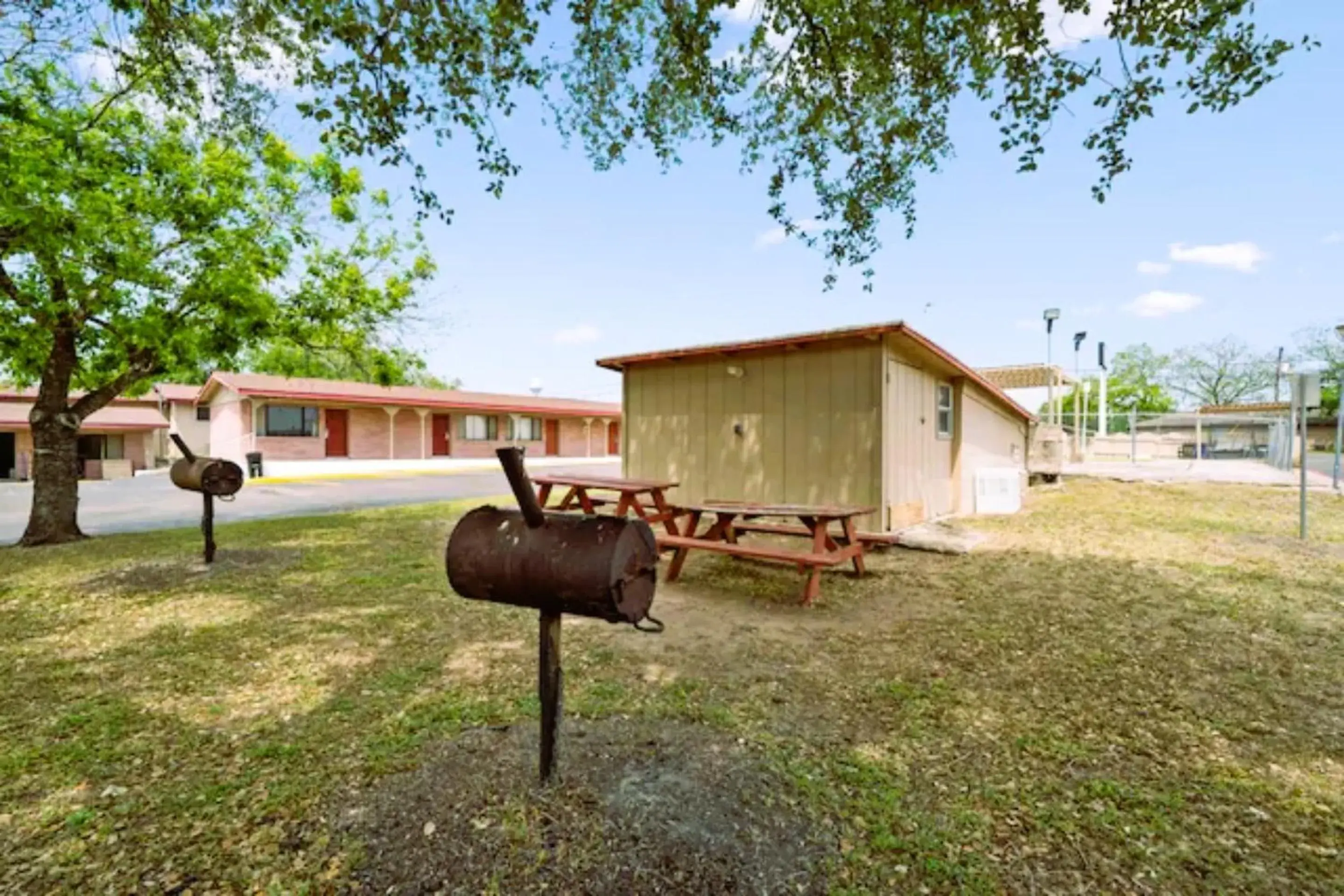 BBQ facilities, Property Building in OYO Hotel Beeville - US 181