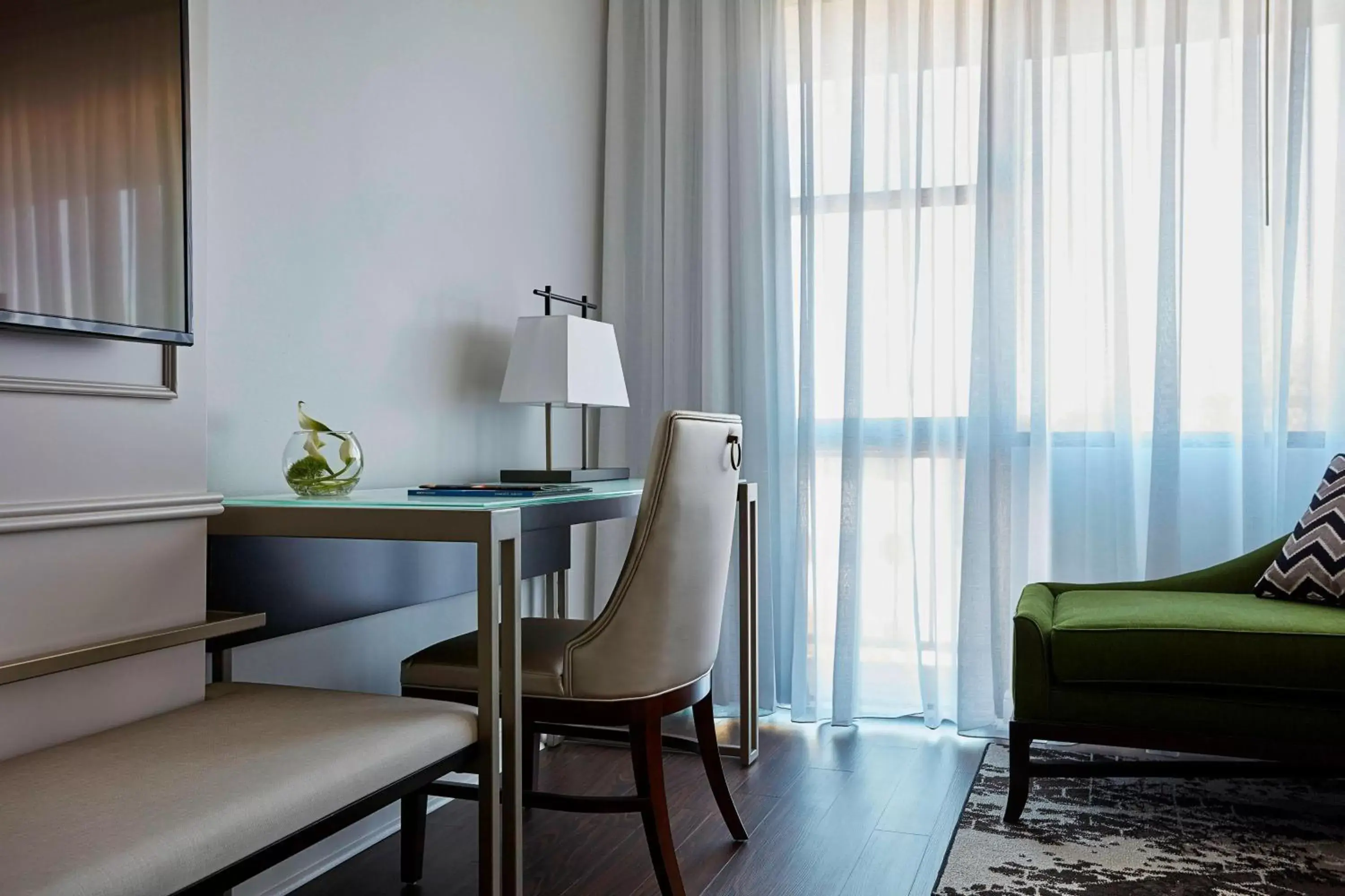 Photo of the whole room, Seating Area in Charlotte Marriott SouthPark