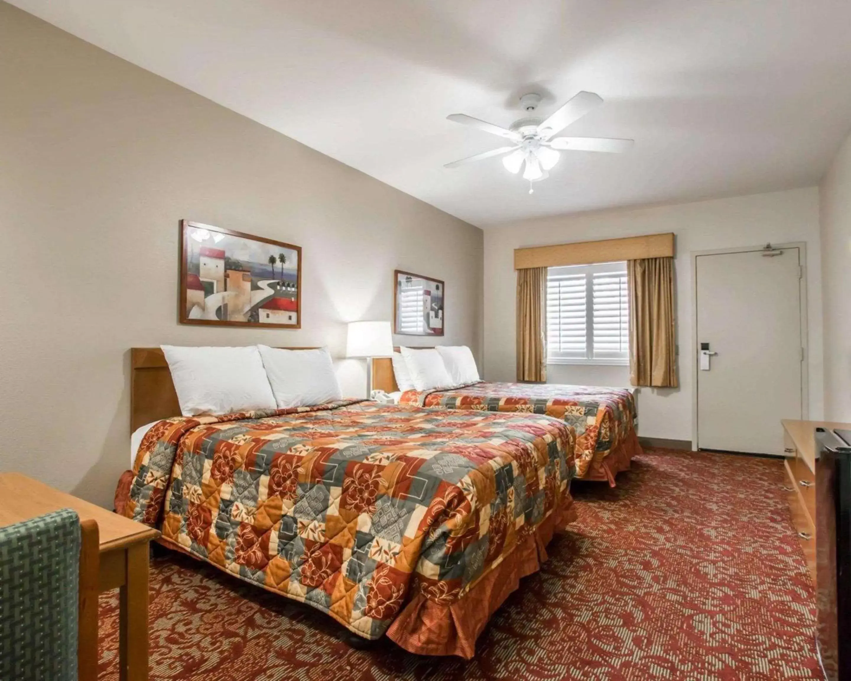 Photo of the whole room, Bed in Rodeway Inn Encinitas North