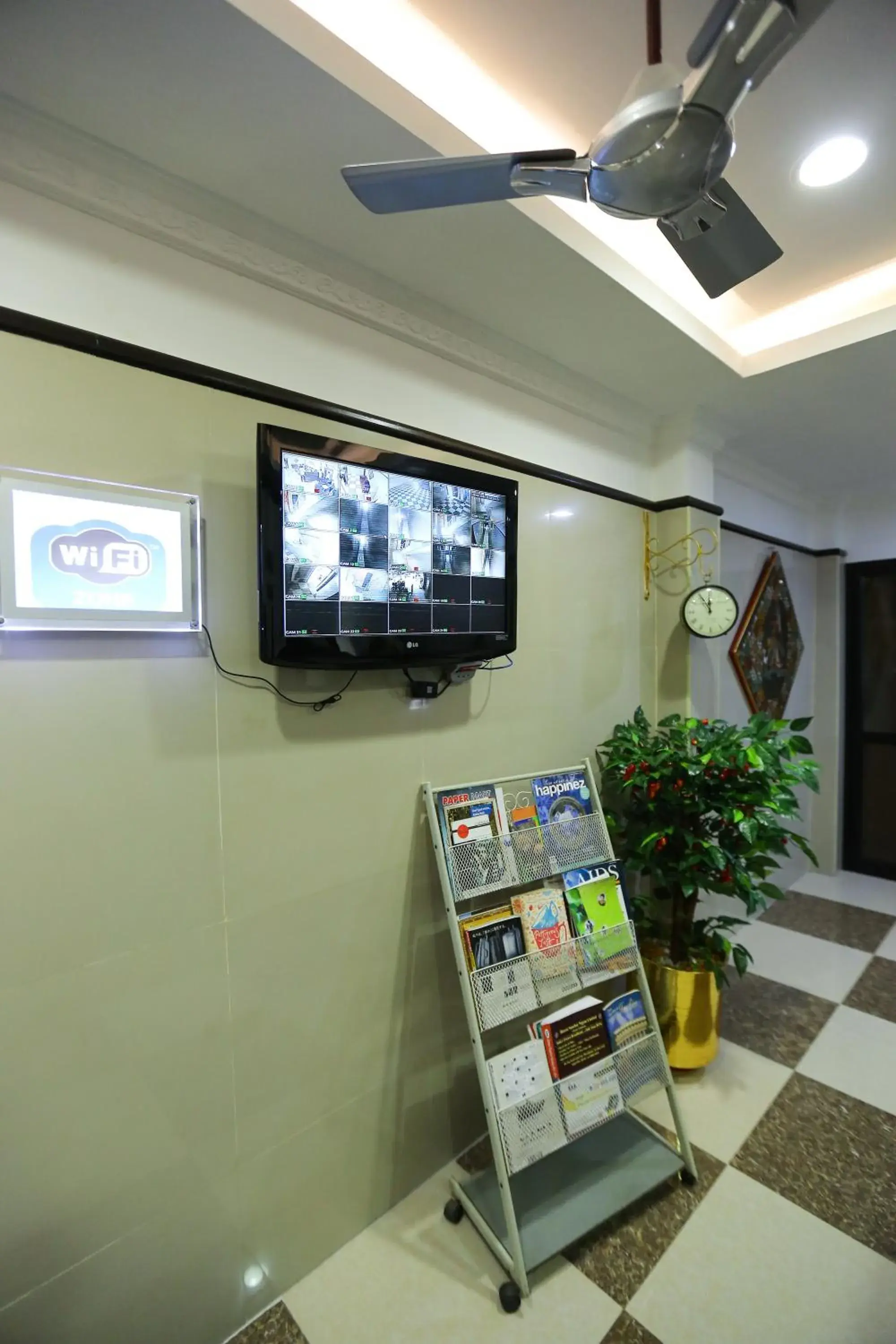 Lobby or reception, TV/Entertainment Center in Season 4 Residences - Teynampet Near Apollo Hospital ,Balaji Dental, US Consulate