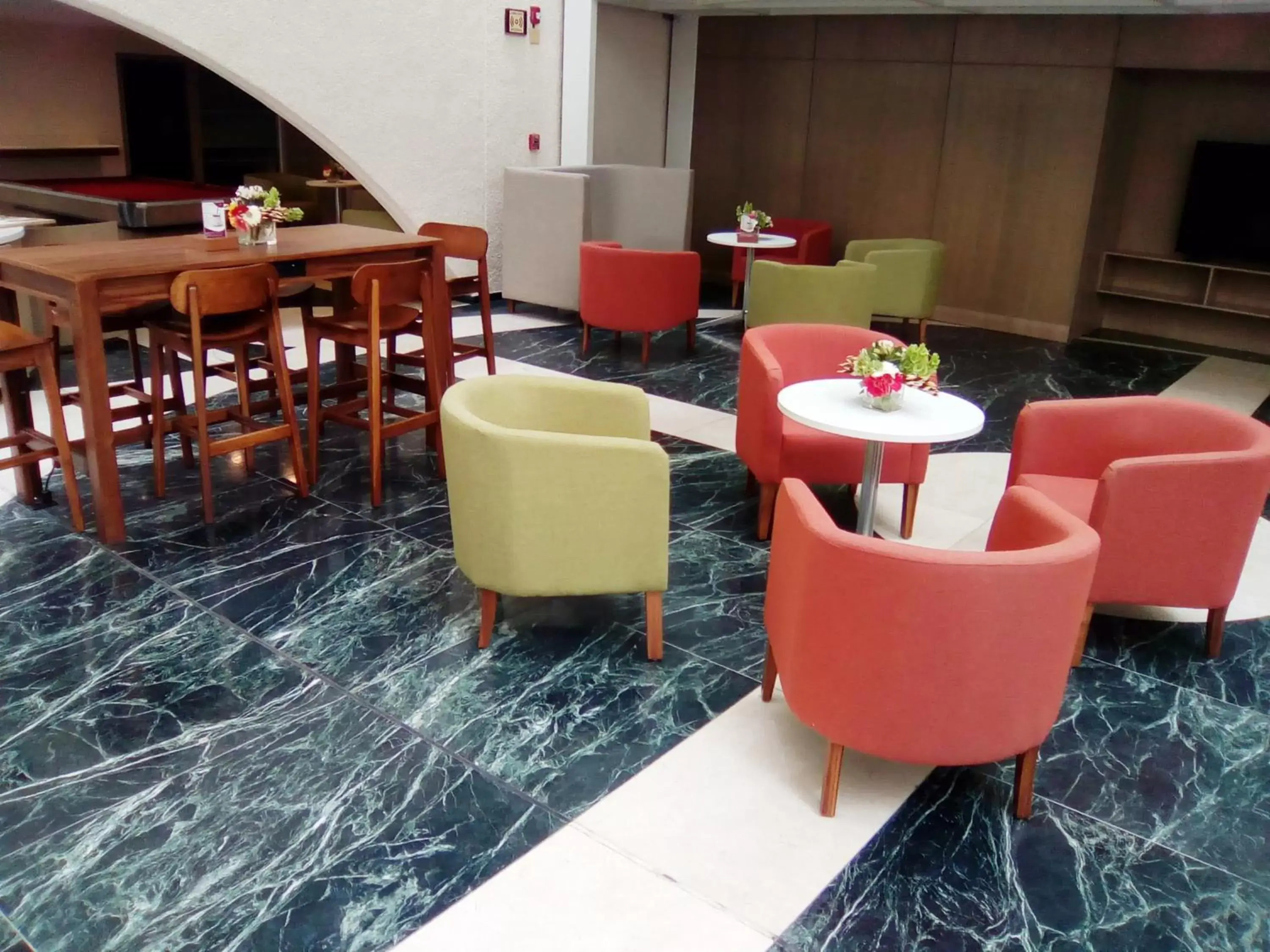 Property building, Lounge/Bar in Crowne Plaza Toluca - Lancaster, an IHG Hotel