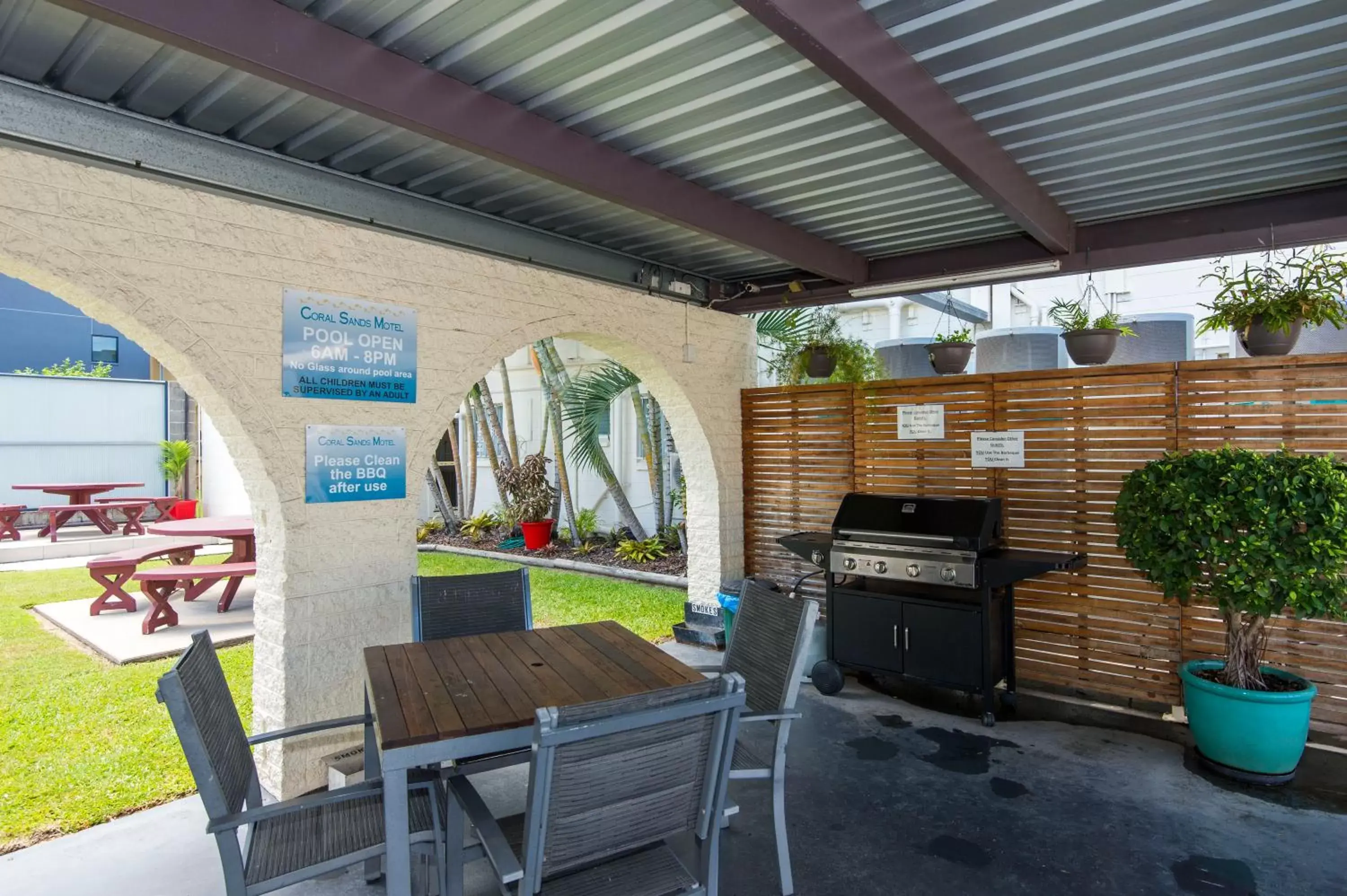 BBQ facilities, Lounge/Bar in Coral Sands Motel