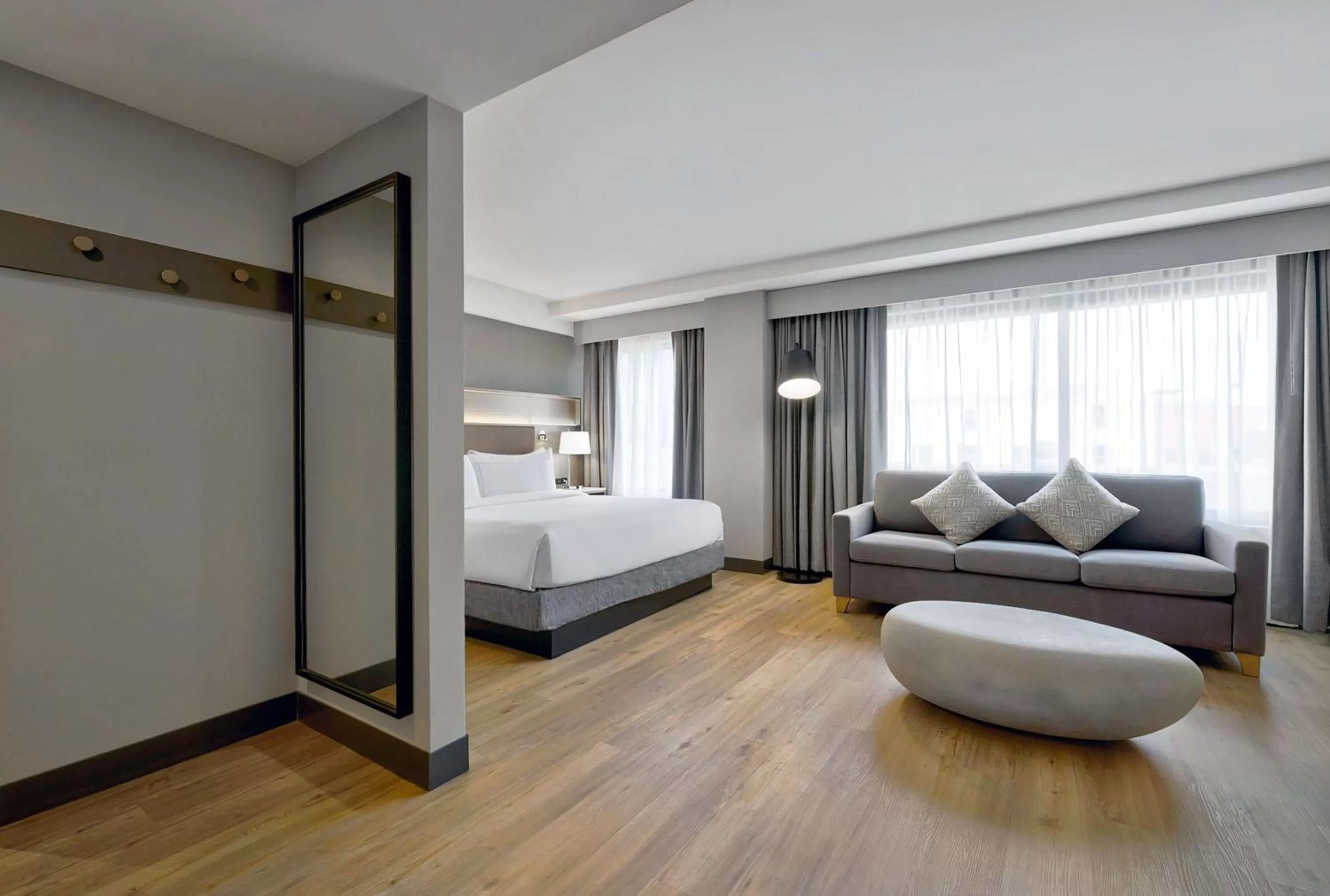 Living room, Bed in DoubleTree by Hilton Davenport