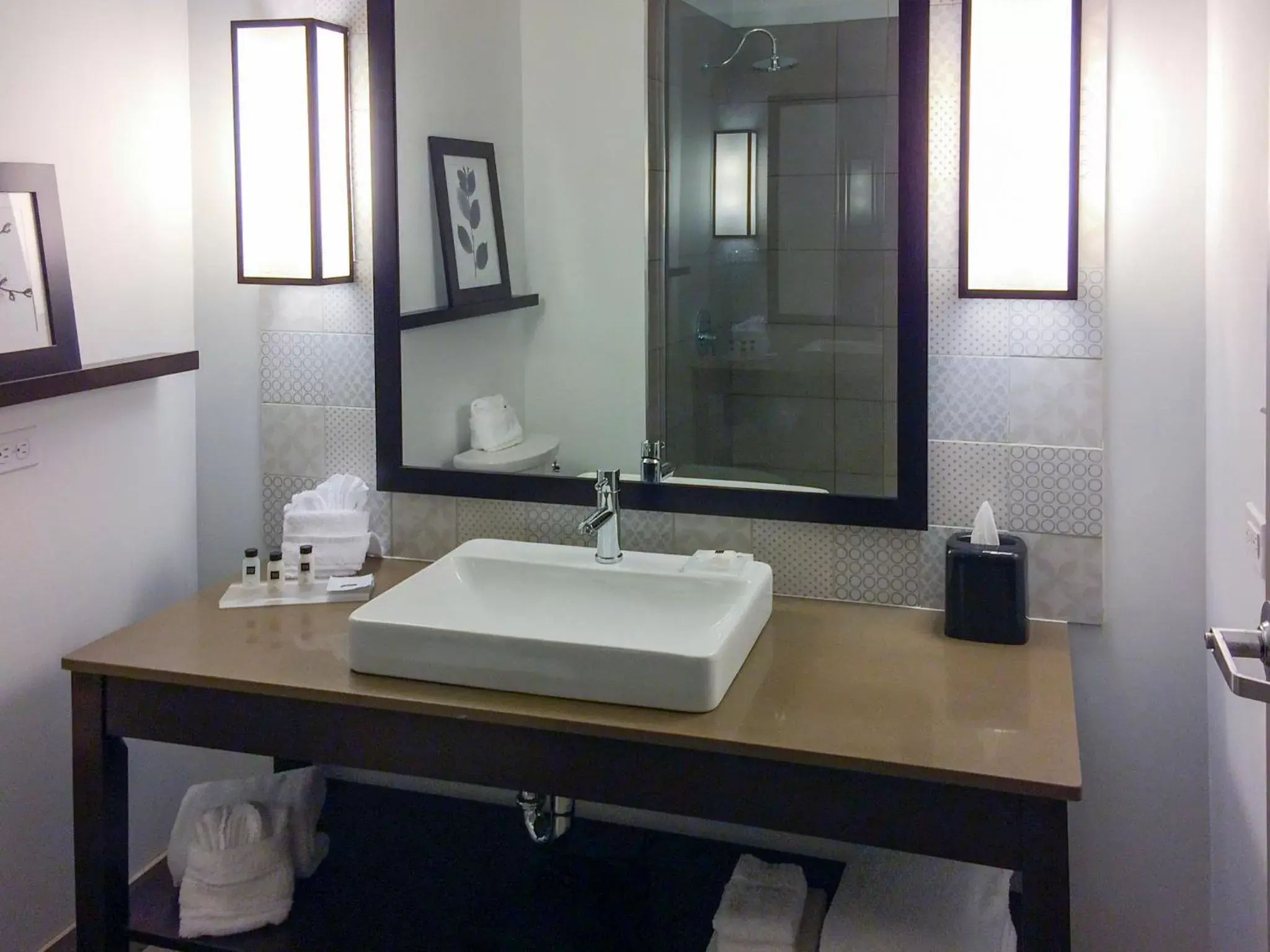 Bathroom in Country Inn & Suites by Radisson, Charlottesville-UVA, VA