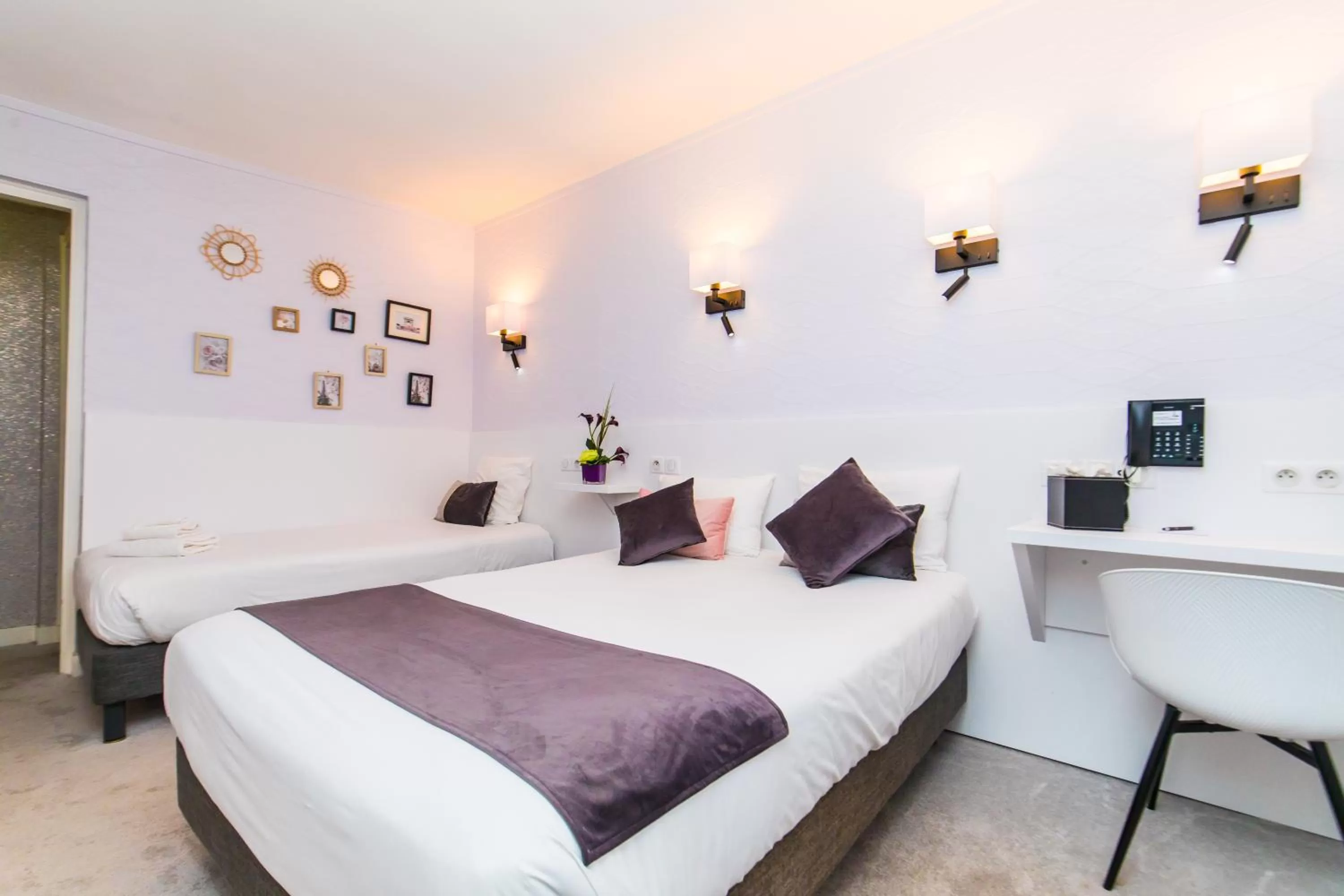 Bed in HOTEL DE PARIS MONTPARNASSE