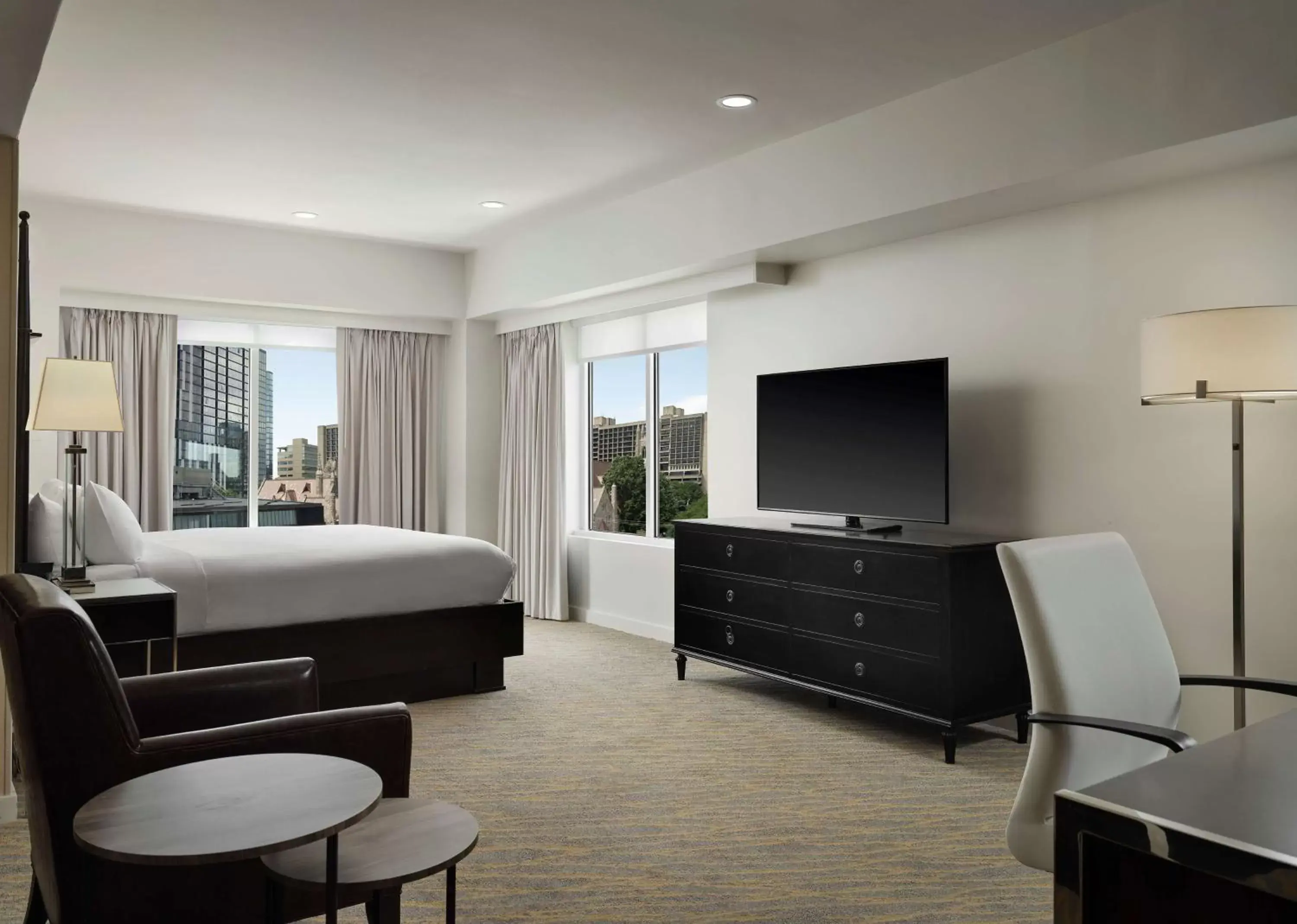 Bedroom, TV/Entertainment Center in The Inn at Penn, A Hilton Hotel
