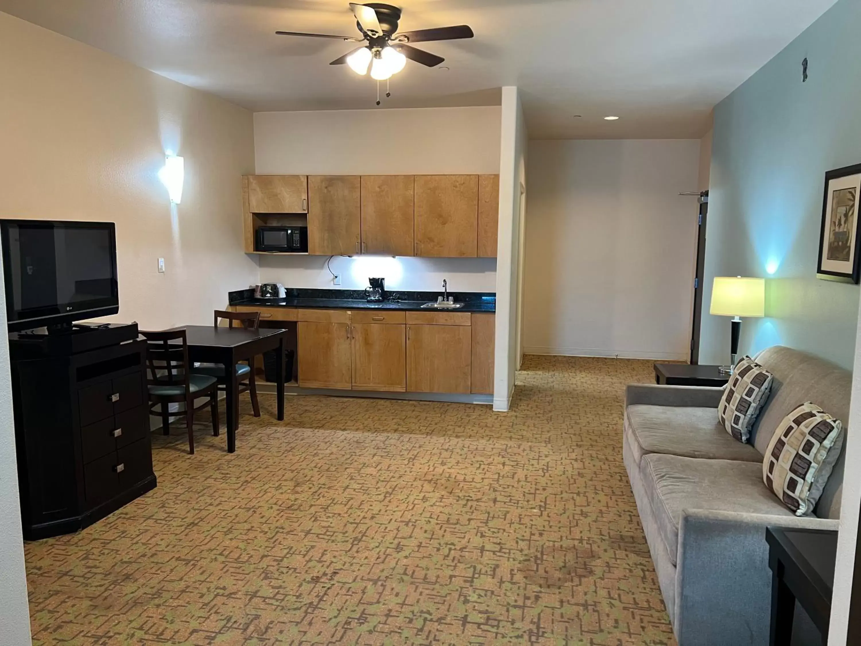 Kitchen or kitchenette, Kitchen/Kitchenette in Sunchase Inn & Suites