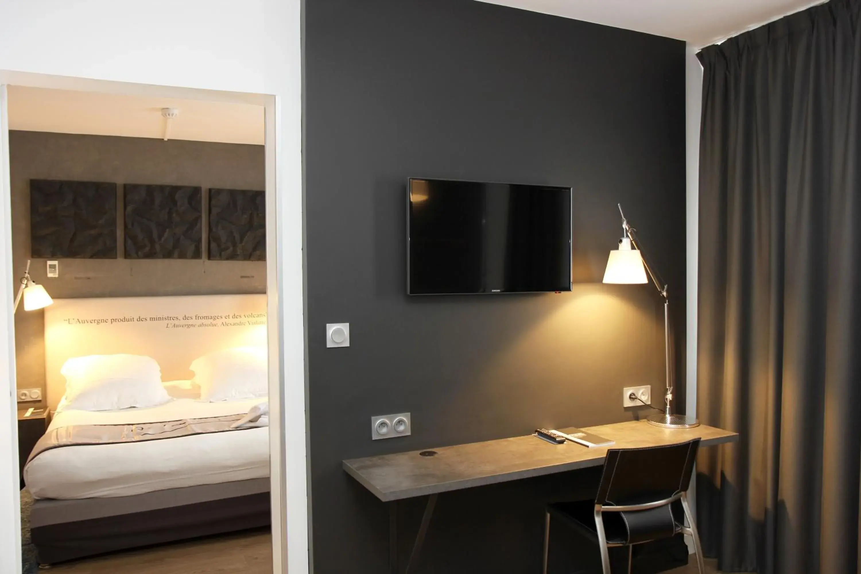 Bedroom, TV/Entertainment Center in Best Western Plus Hotel Litteraire Alexandre Vialatte