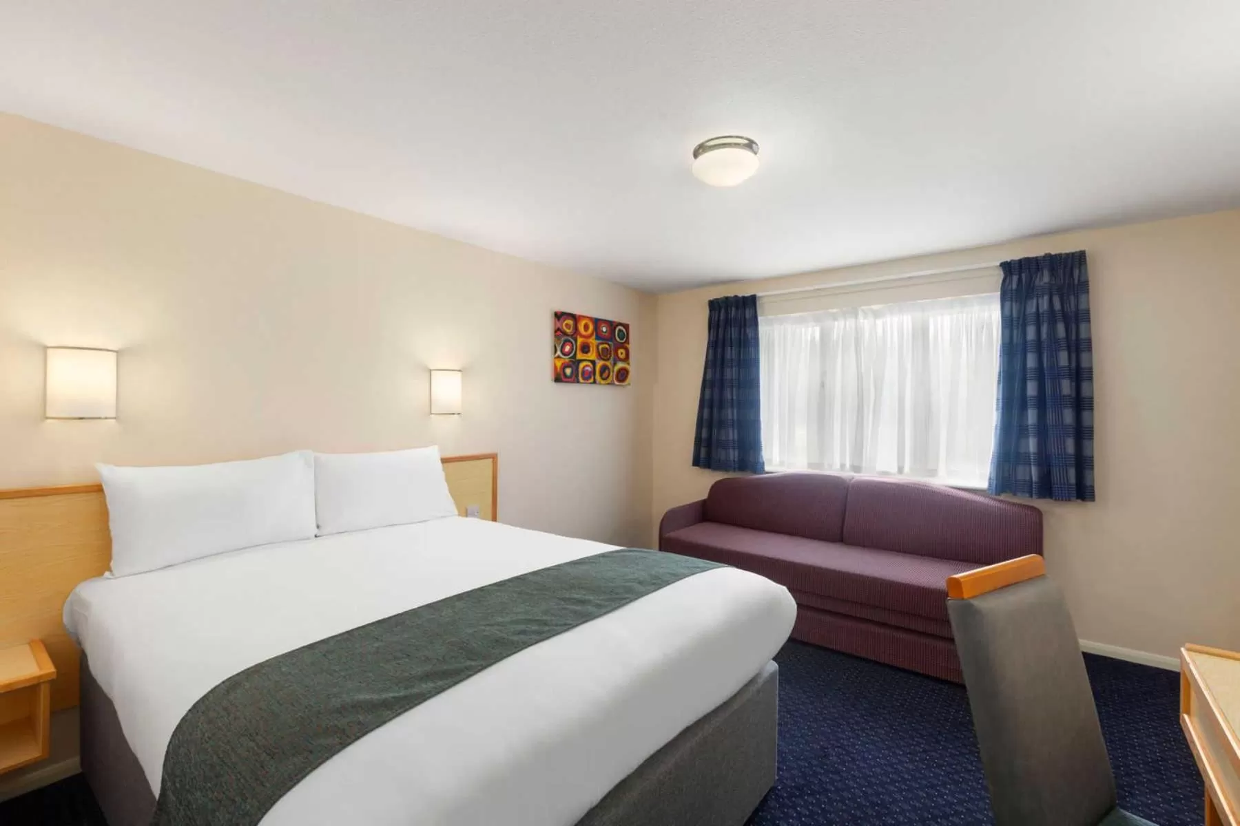 Bedroom, Bed in Days Inn Sutton Scotney South