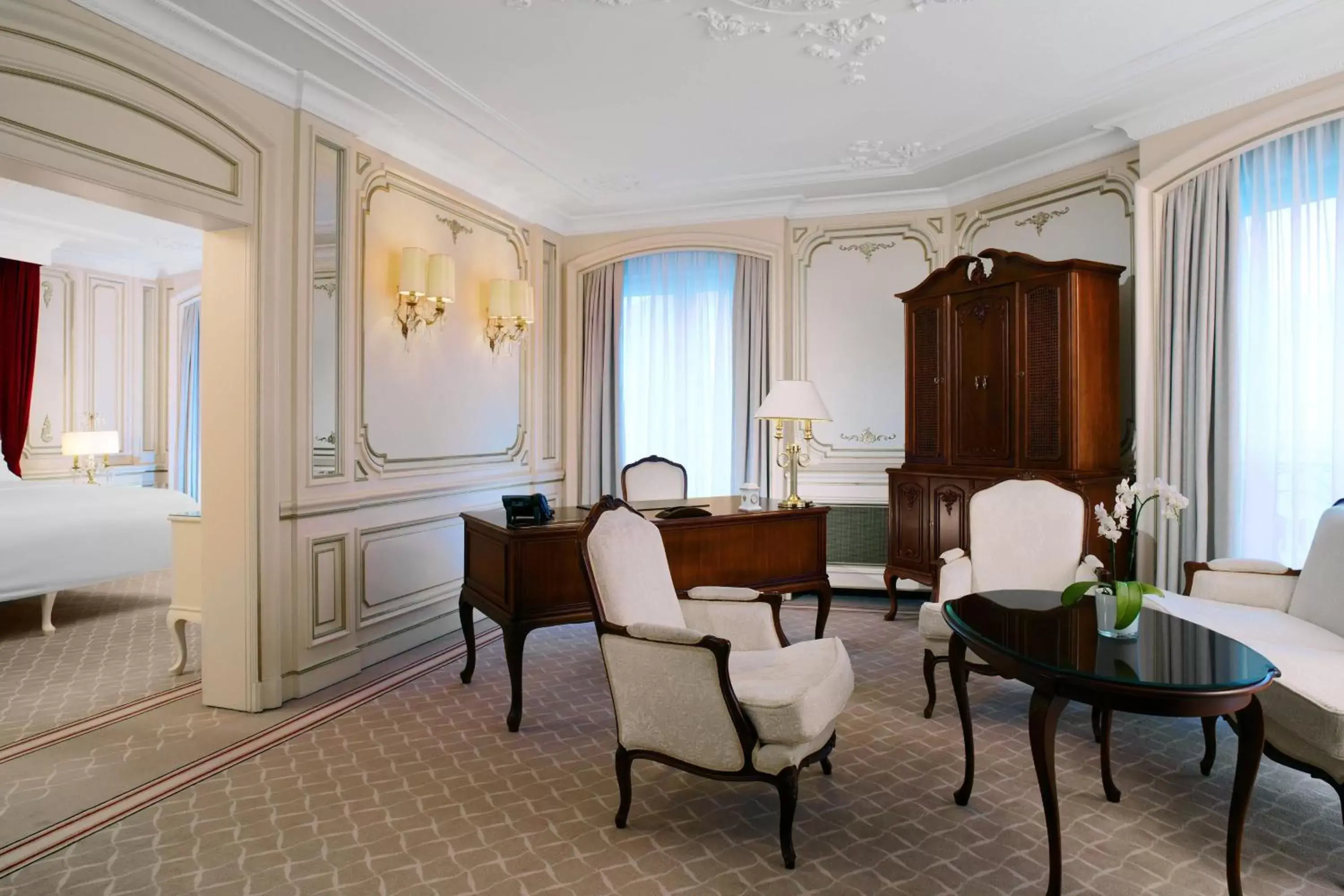 Photo of the whole room, Seating Area in The Westin Grand Berlin