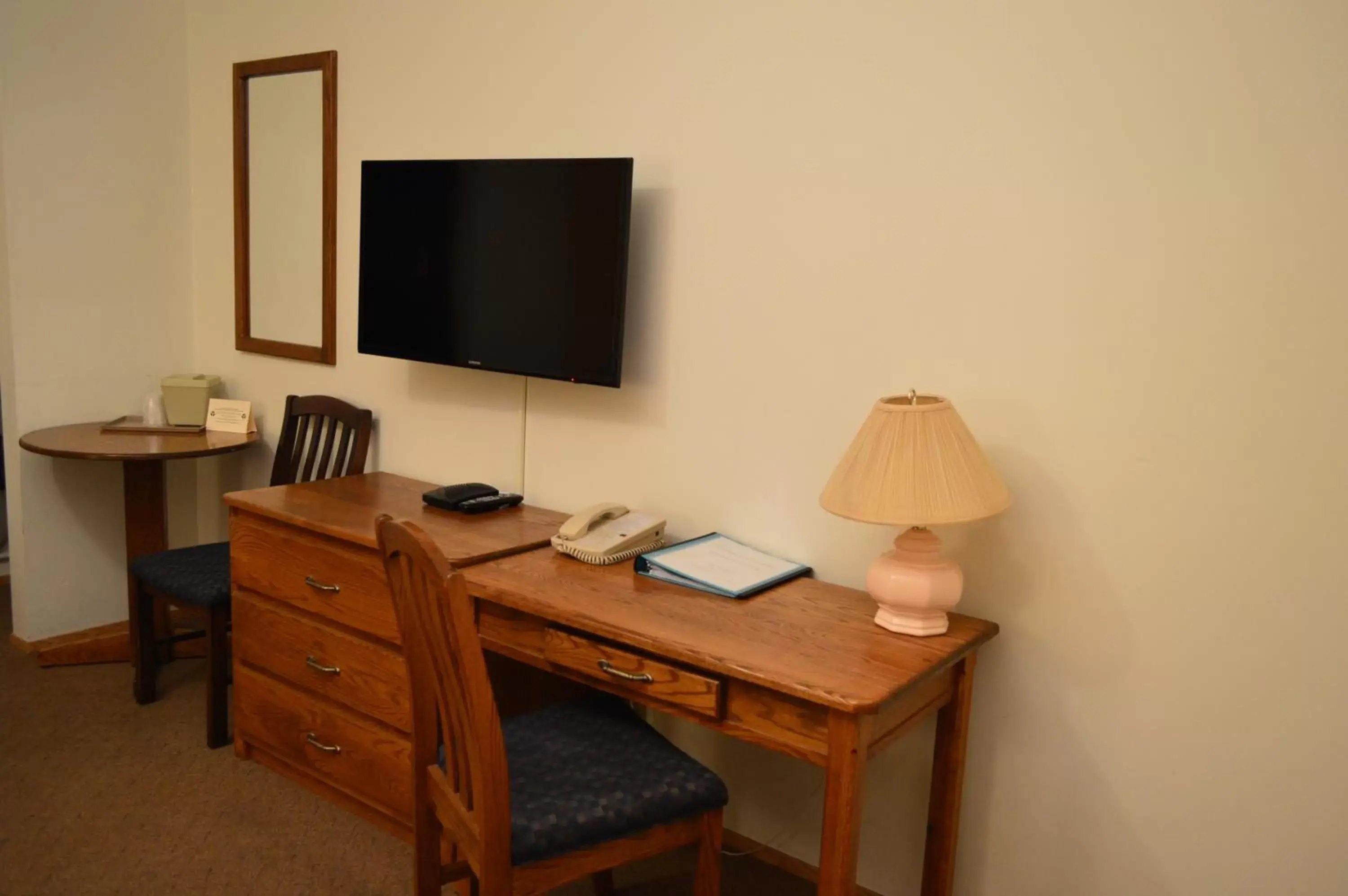 Photo of the whole room, TV/Entertainment Center in Western Traveller Motel