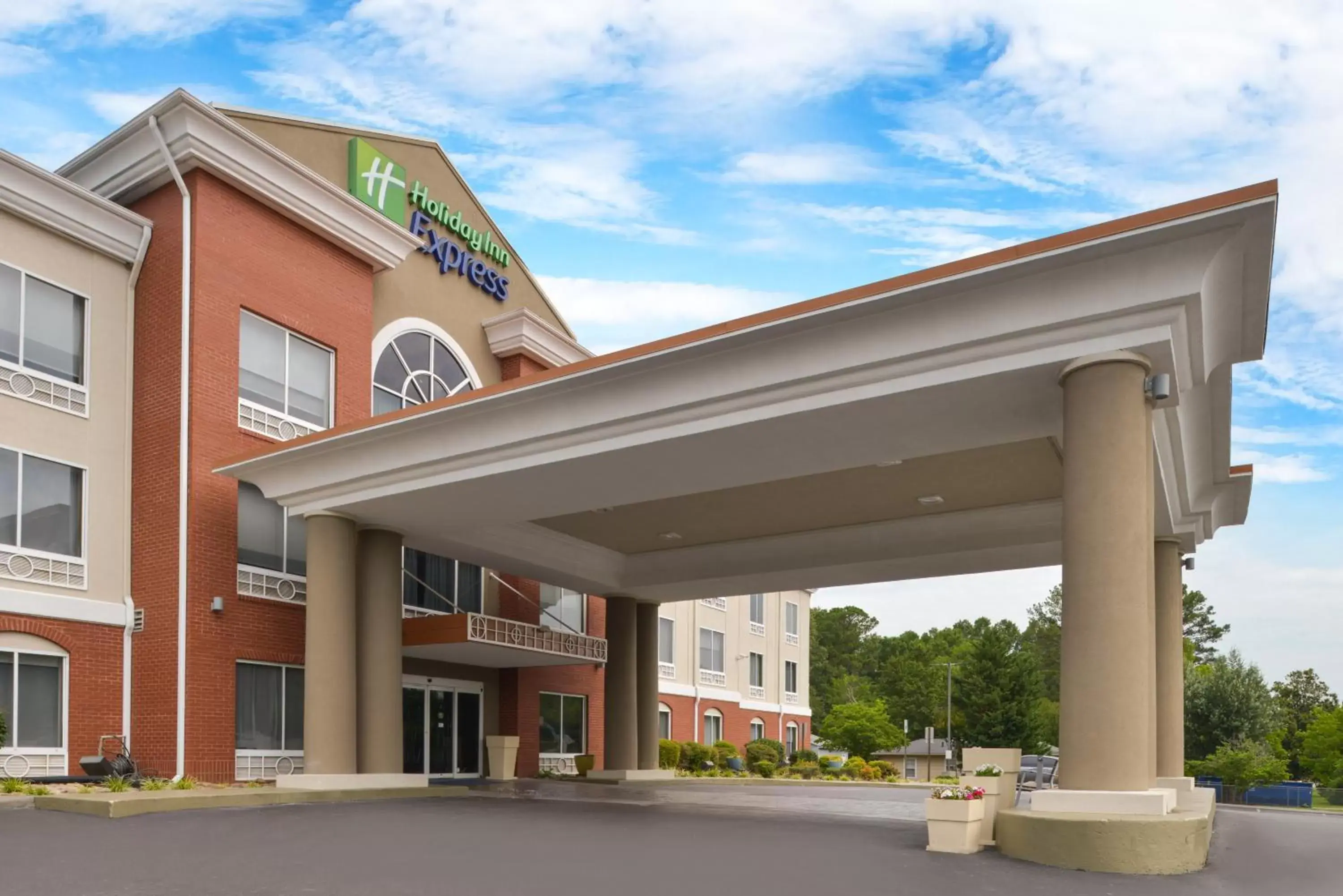 Property building in Holiday Inn Express Hotel & Suites Chattanooga -East Ridge, an IHG Hotel