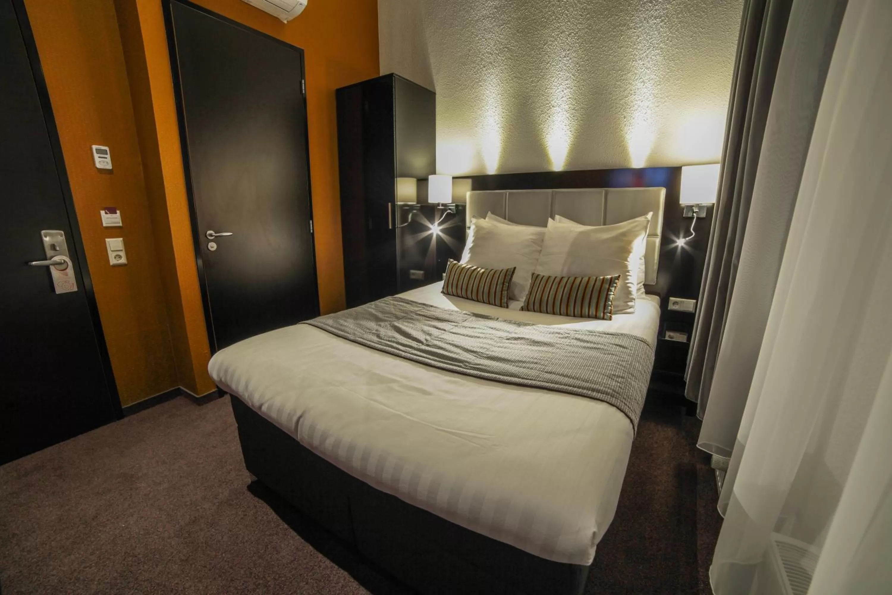 Bed in Hotel Mansion