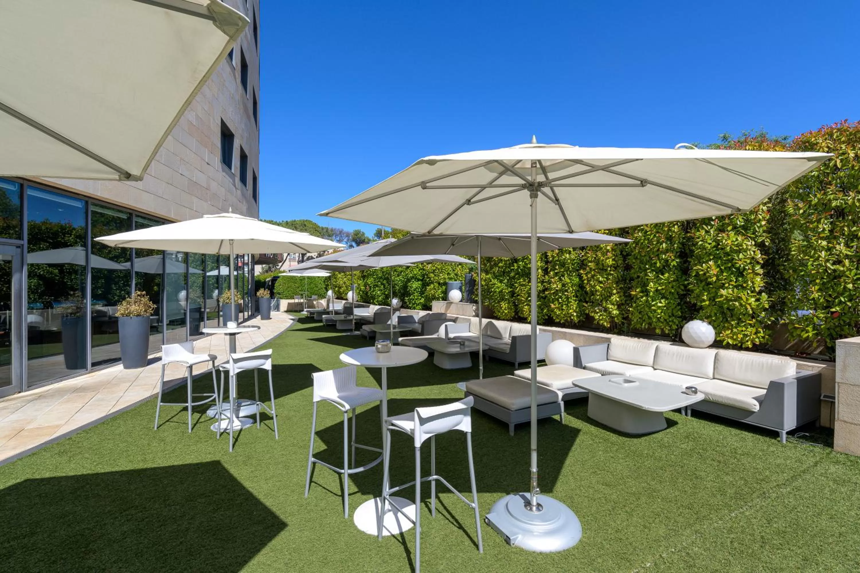 Garden in Hotel Maydrit Airport