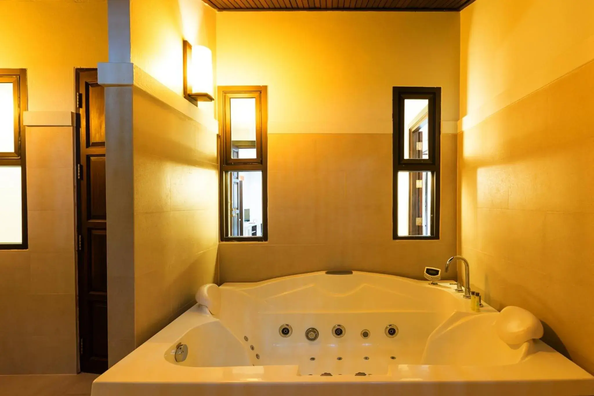 Hot Tub, Bathroom in Anyavee Tubkaek Beach Resort- SHA Plus