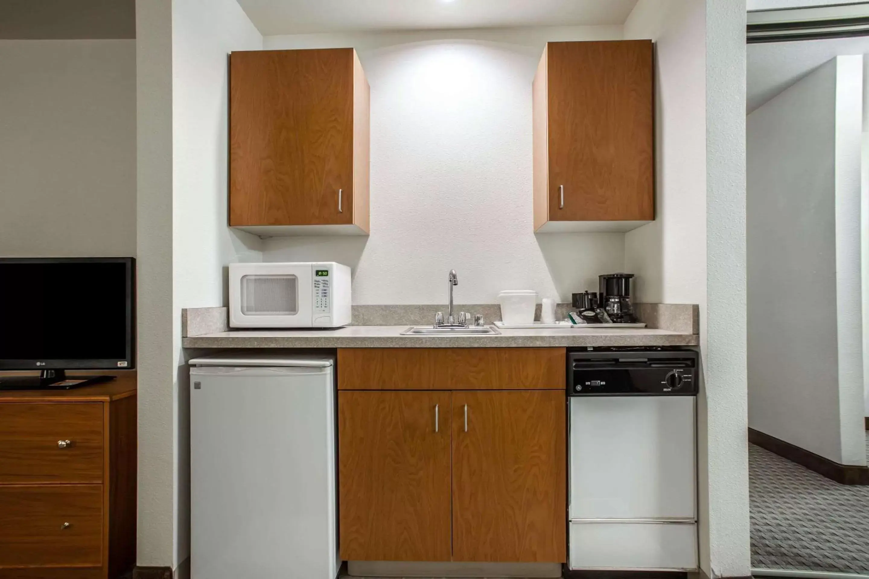 Bedroom, Kitchen/Kitchenette in Quality Inn & Suites Federal Way - Seattle