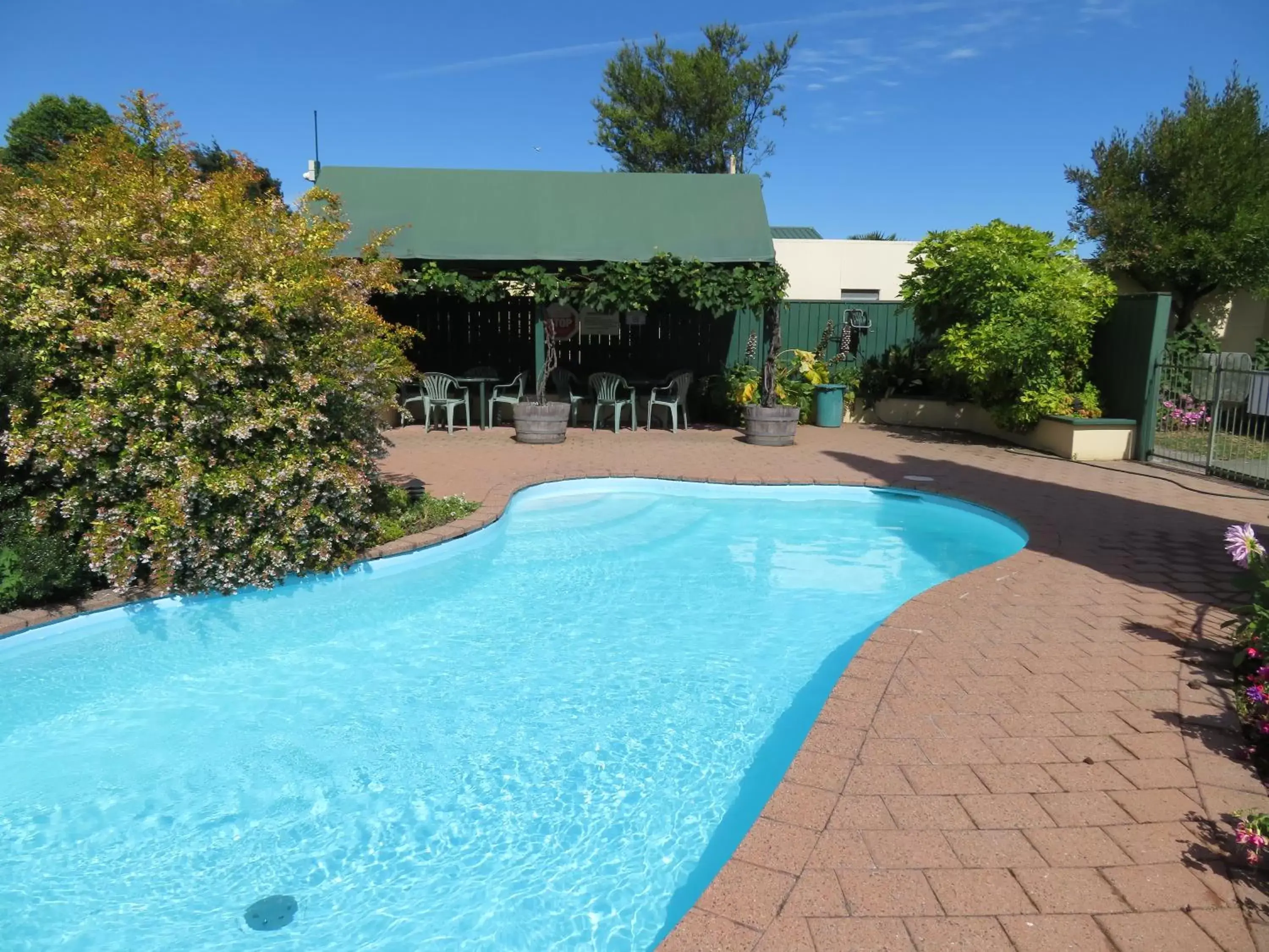 Swimming Pool in Commodore Court Motel