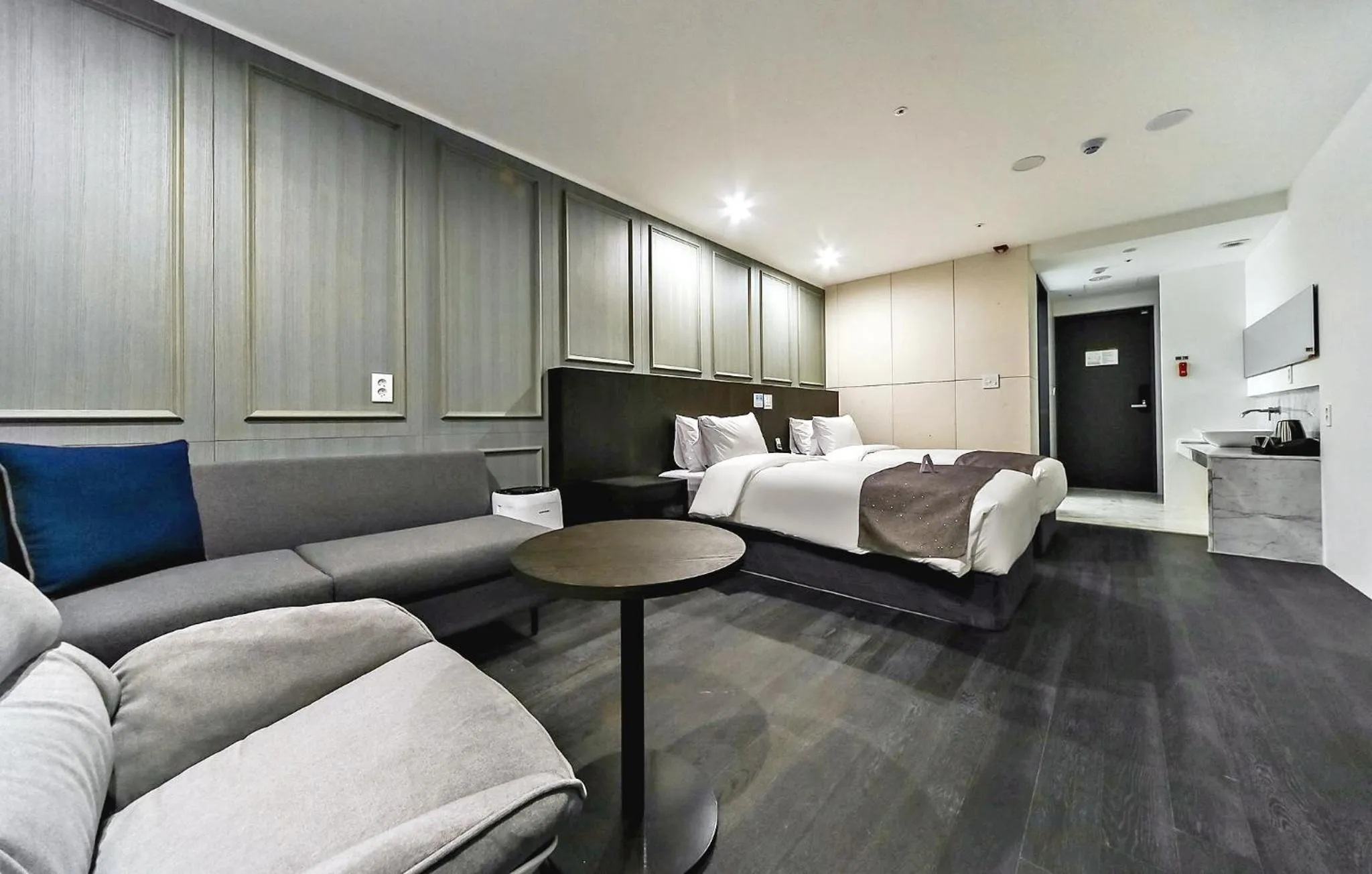 Bed in Hotel Noblestay