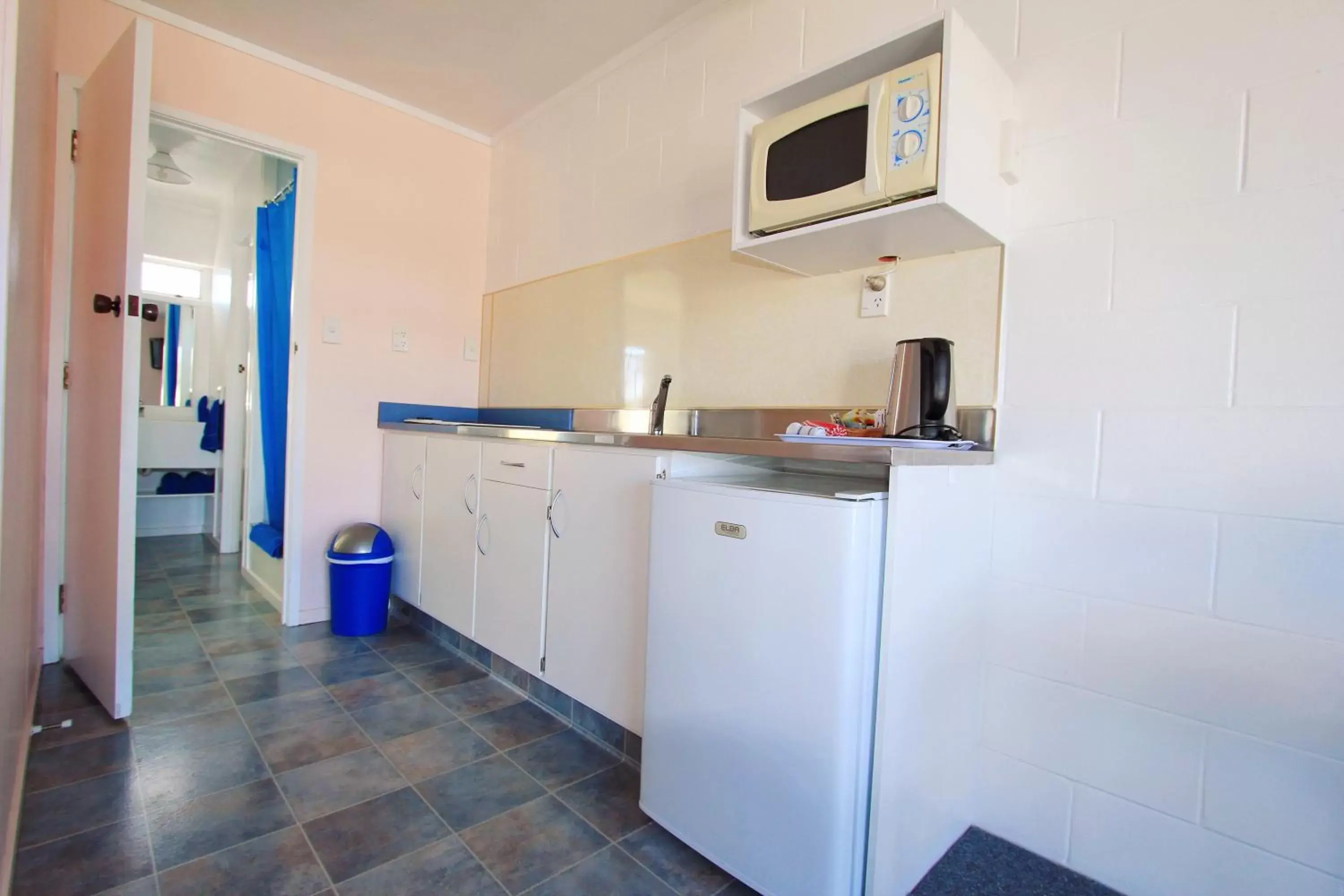 Kitchen or kitchenette, Kitchen/Kitchenette in Golden Glow Motel