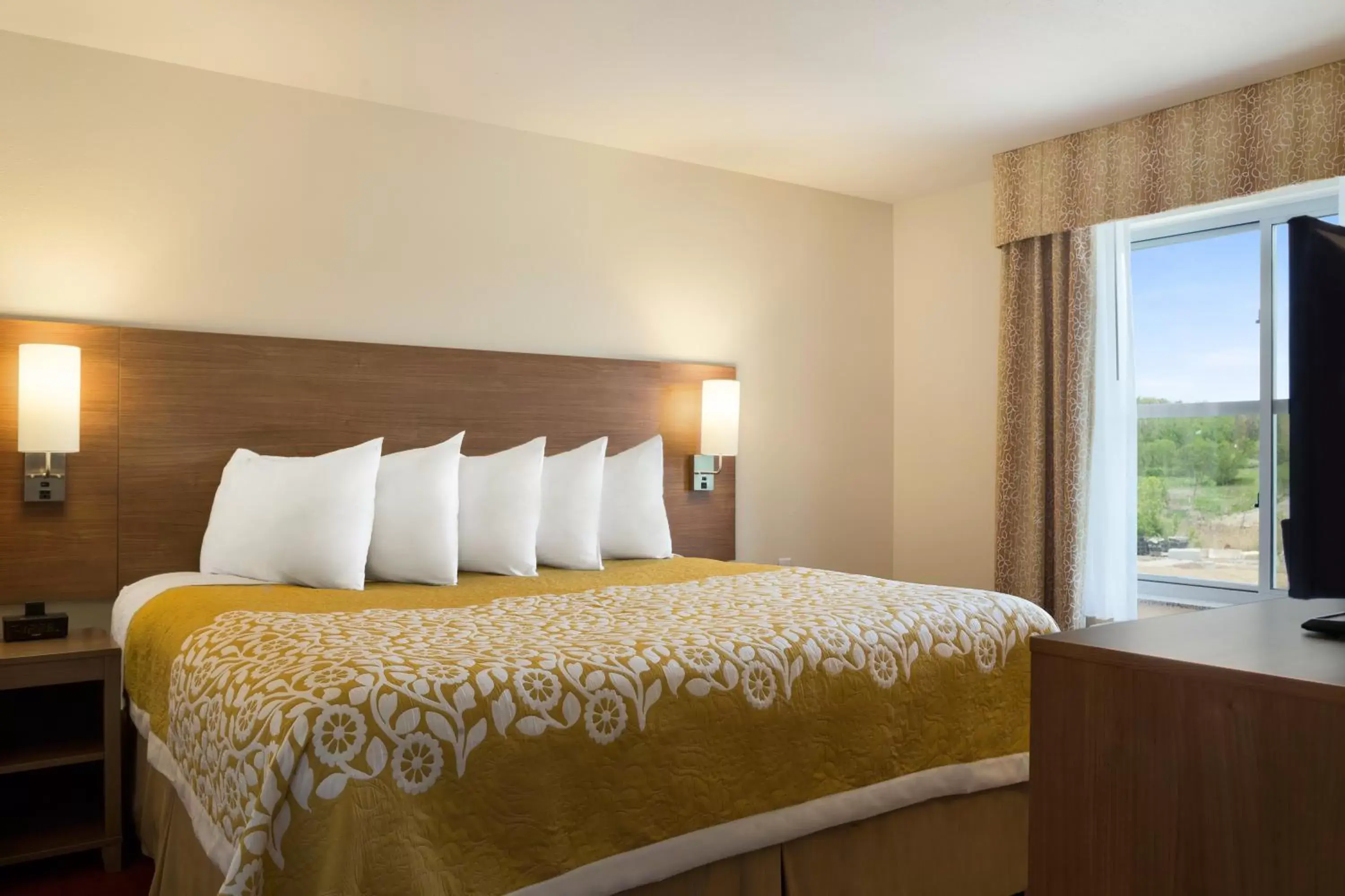 Studio King Suite - Non-Smoking in Days Inn & Suites by Wyndham Belmont Studio King Suite - Non-Smoking in Days Inn & Suites by Wyndham Belmont