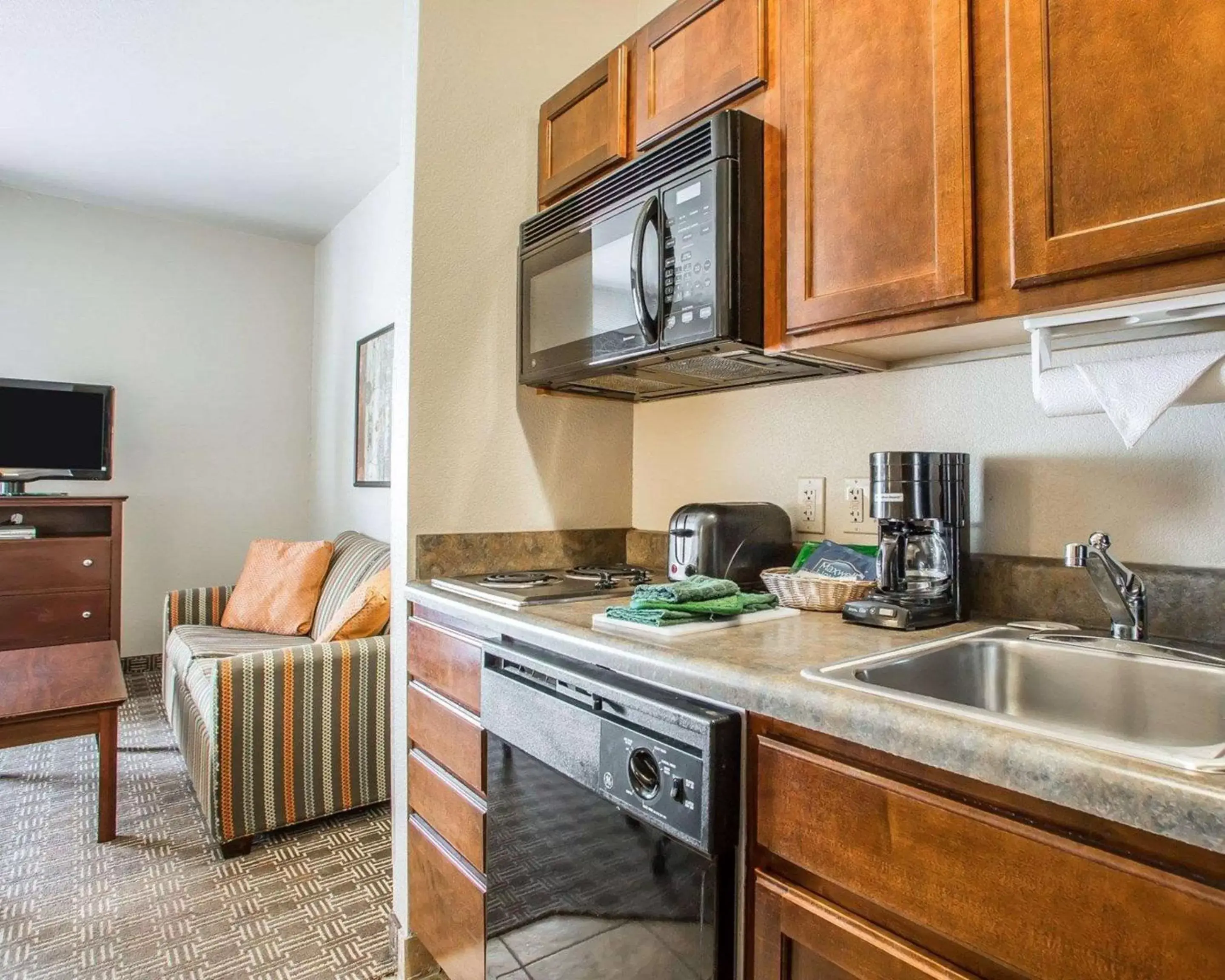 Bedroom, Kitchen/Kitchenette in MainStay Suites St Robert-Fort Leonard Wood