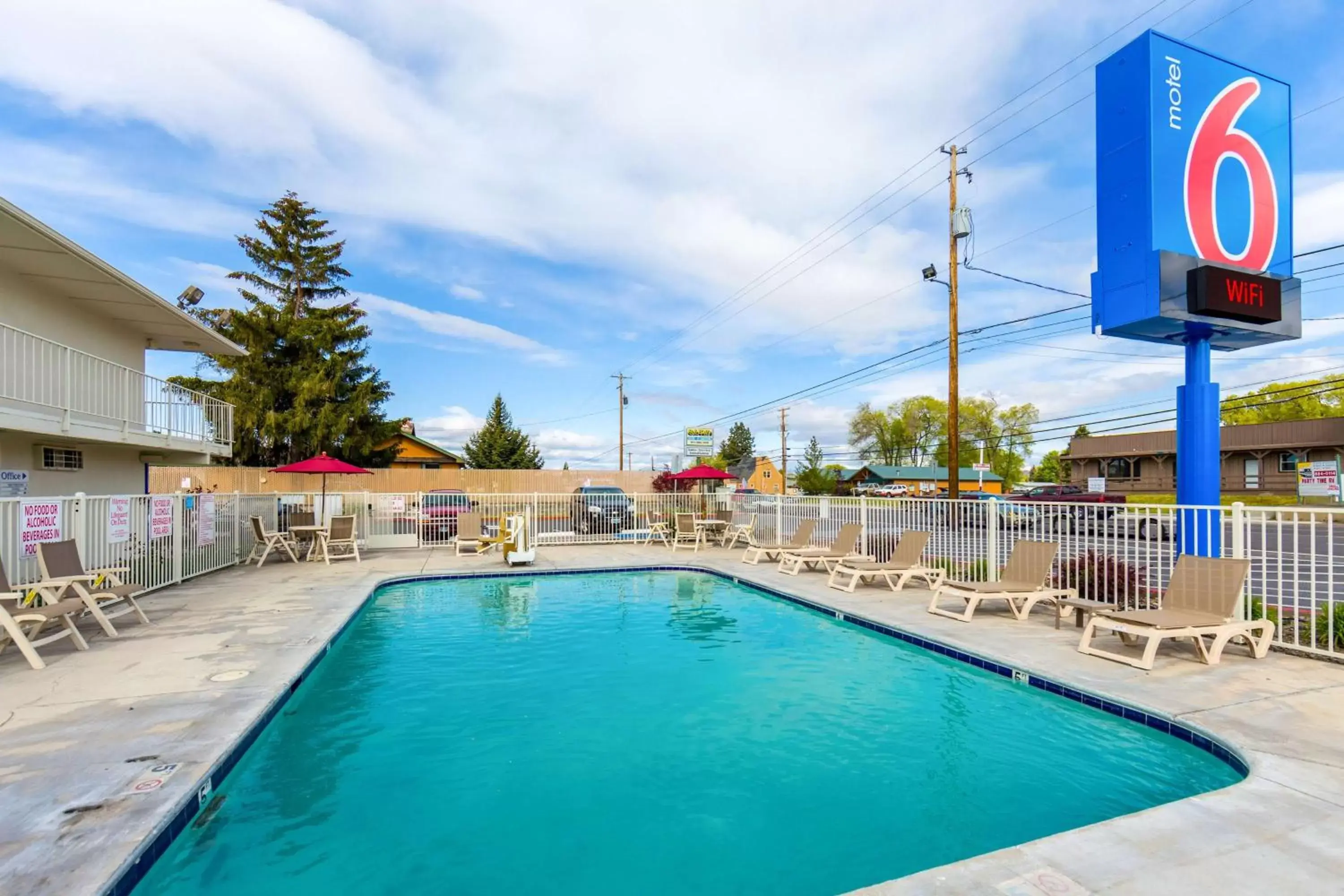 Day, Swimming Pool in Motel 6-Klamath Falls, OR