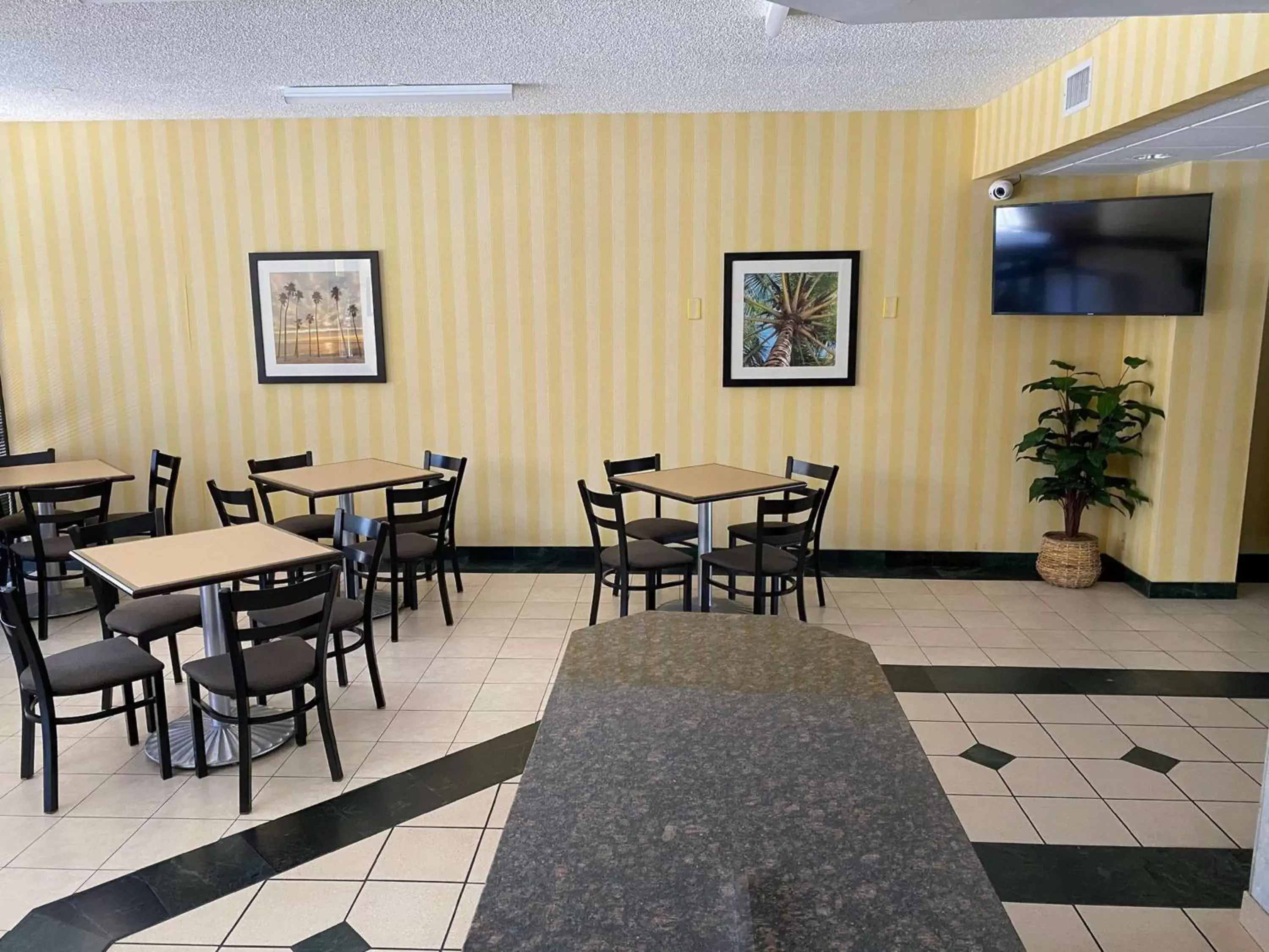 Restaurant/Places to Eat in SureStay Hotel by Best Western Fort Pierce