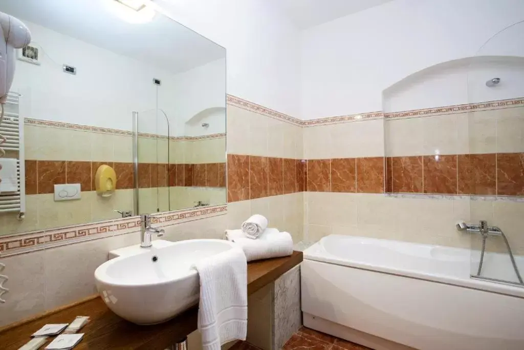 Shower, Bathroom in Hotel PentHouse