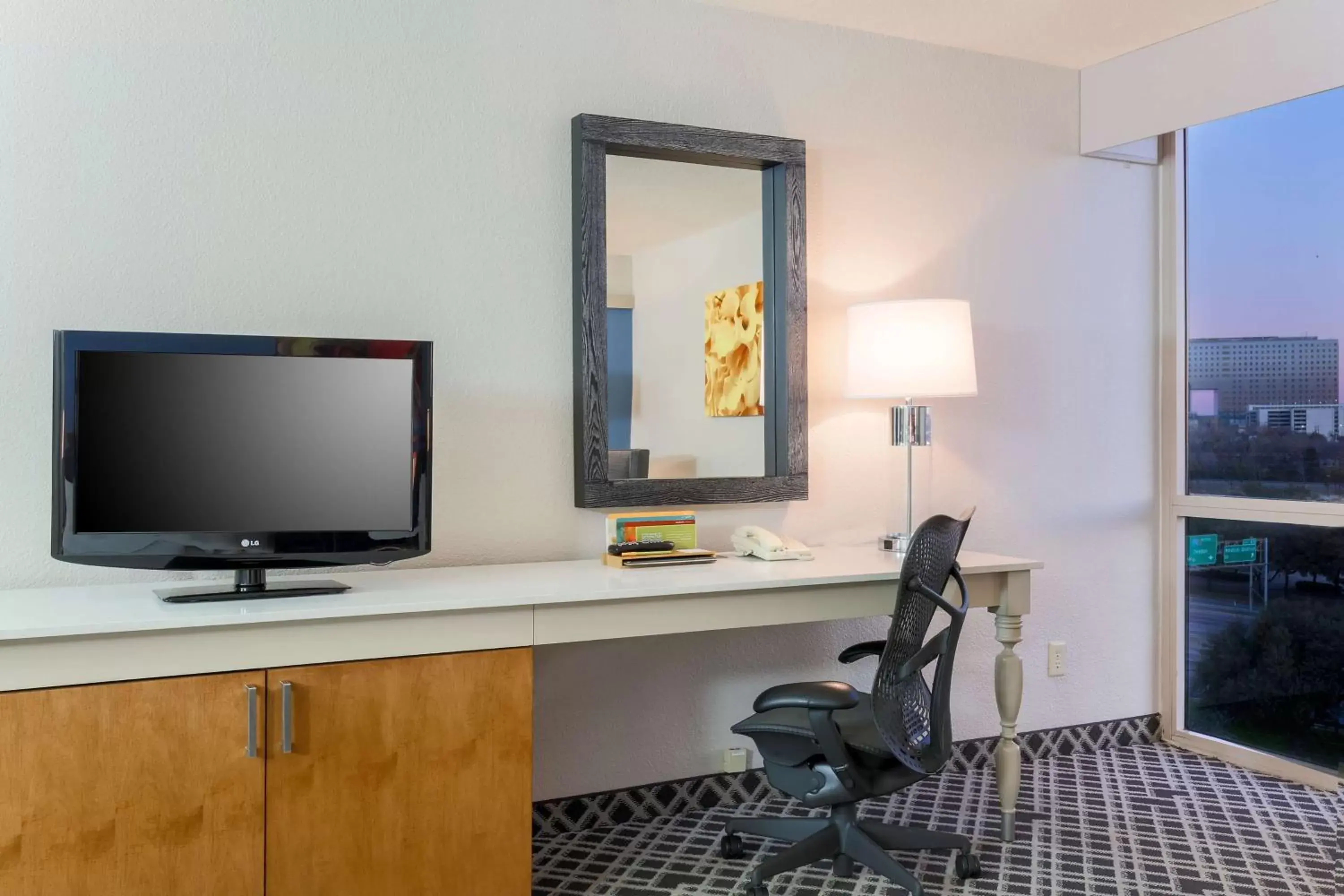 Bed, TV/Entertainment Center in Hilton Garden Inn Dallas/Market Center