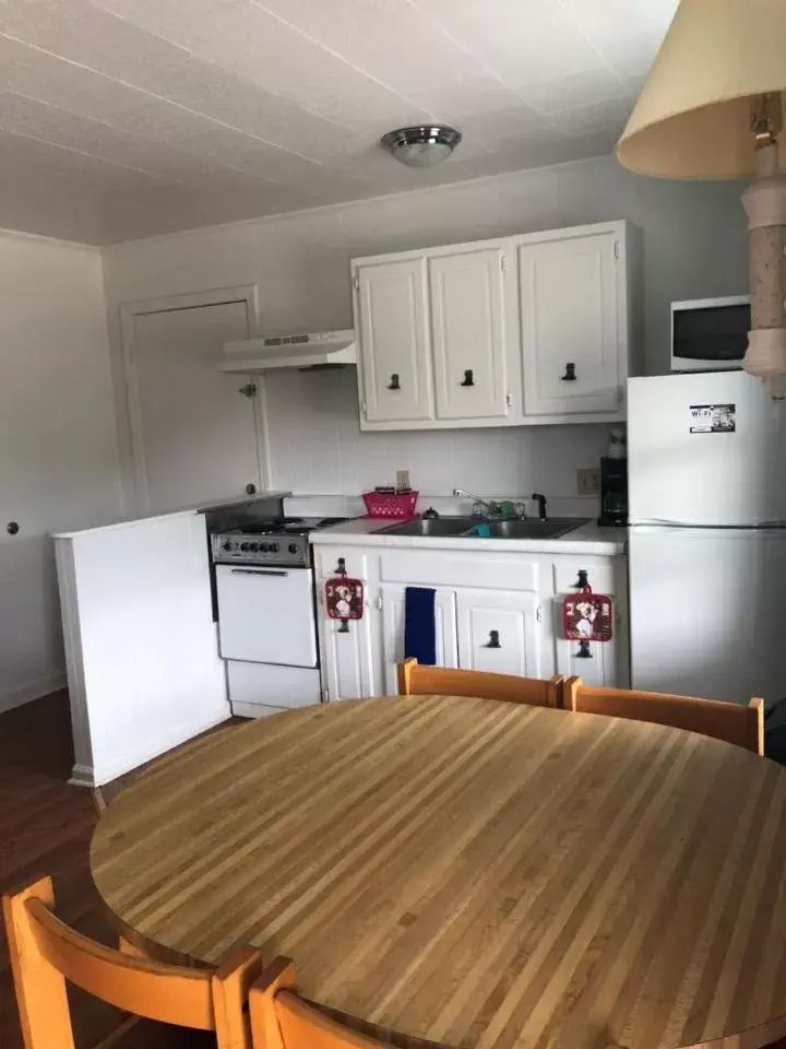 Dining area, Kitchen/Kitchenette in Swell Motel