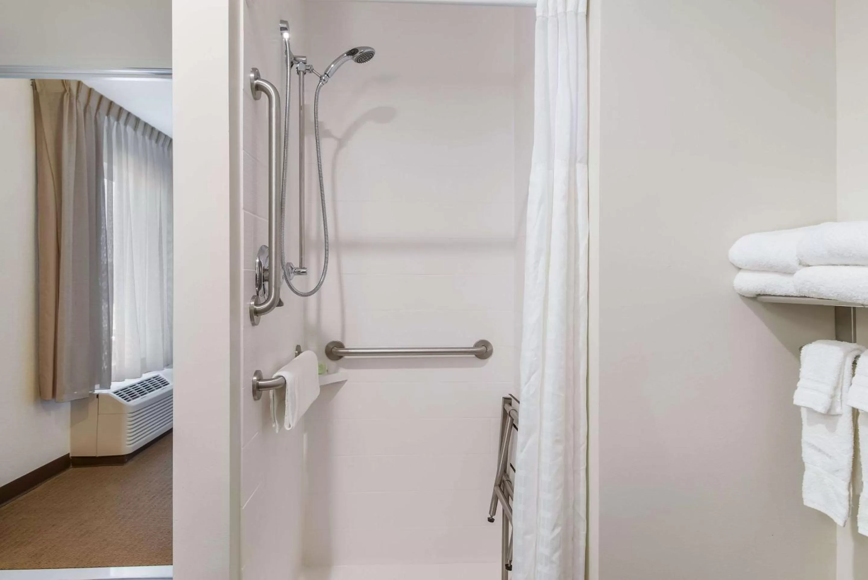 Photo of the whole room in Sleep Inn Boardman