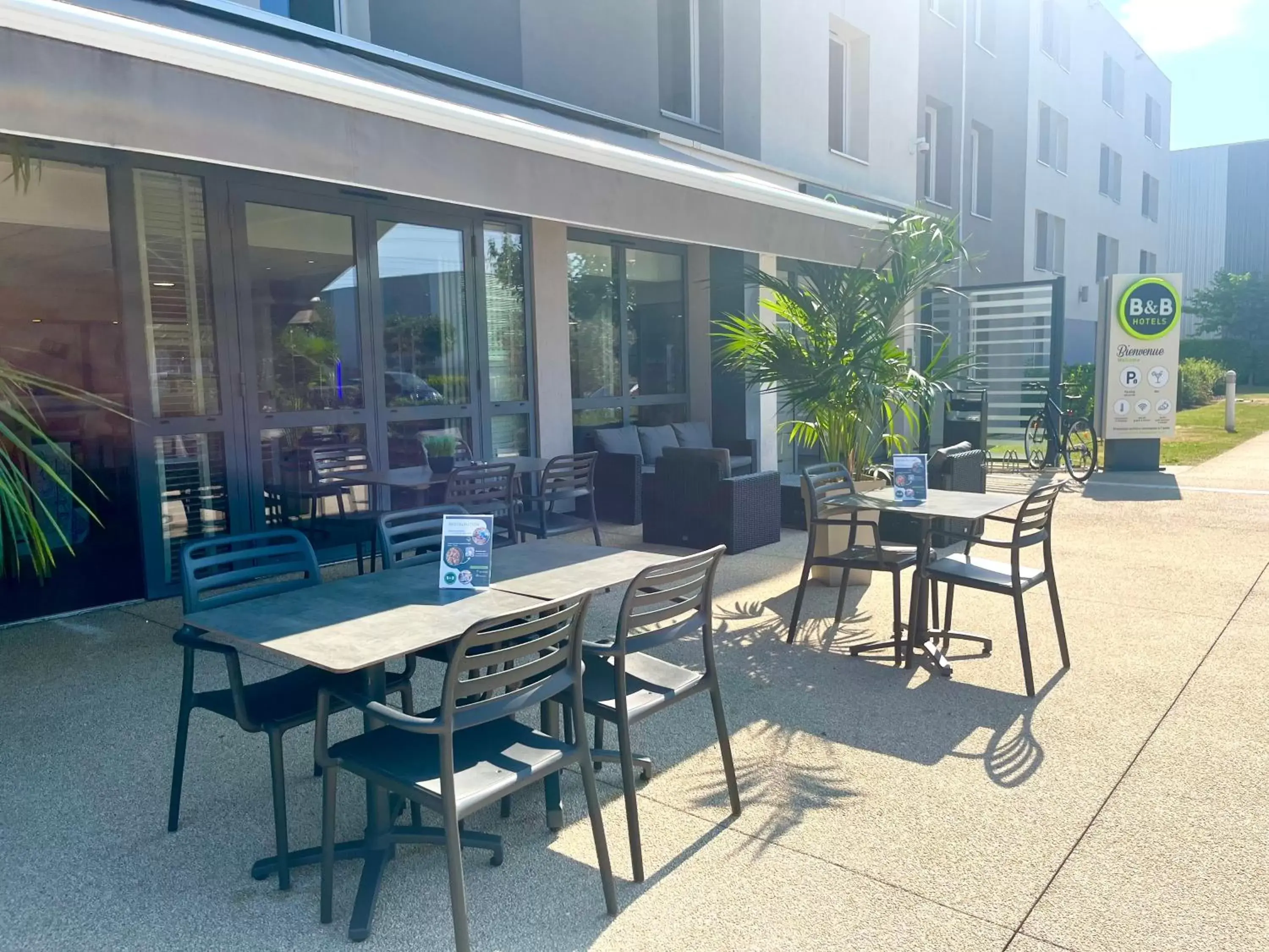 Property building, Restaurant/Places to Eat in B&B HOTEL Lyon Aéroport Saint-Quentin-Fallavier