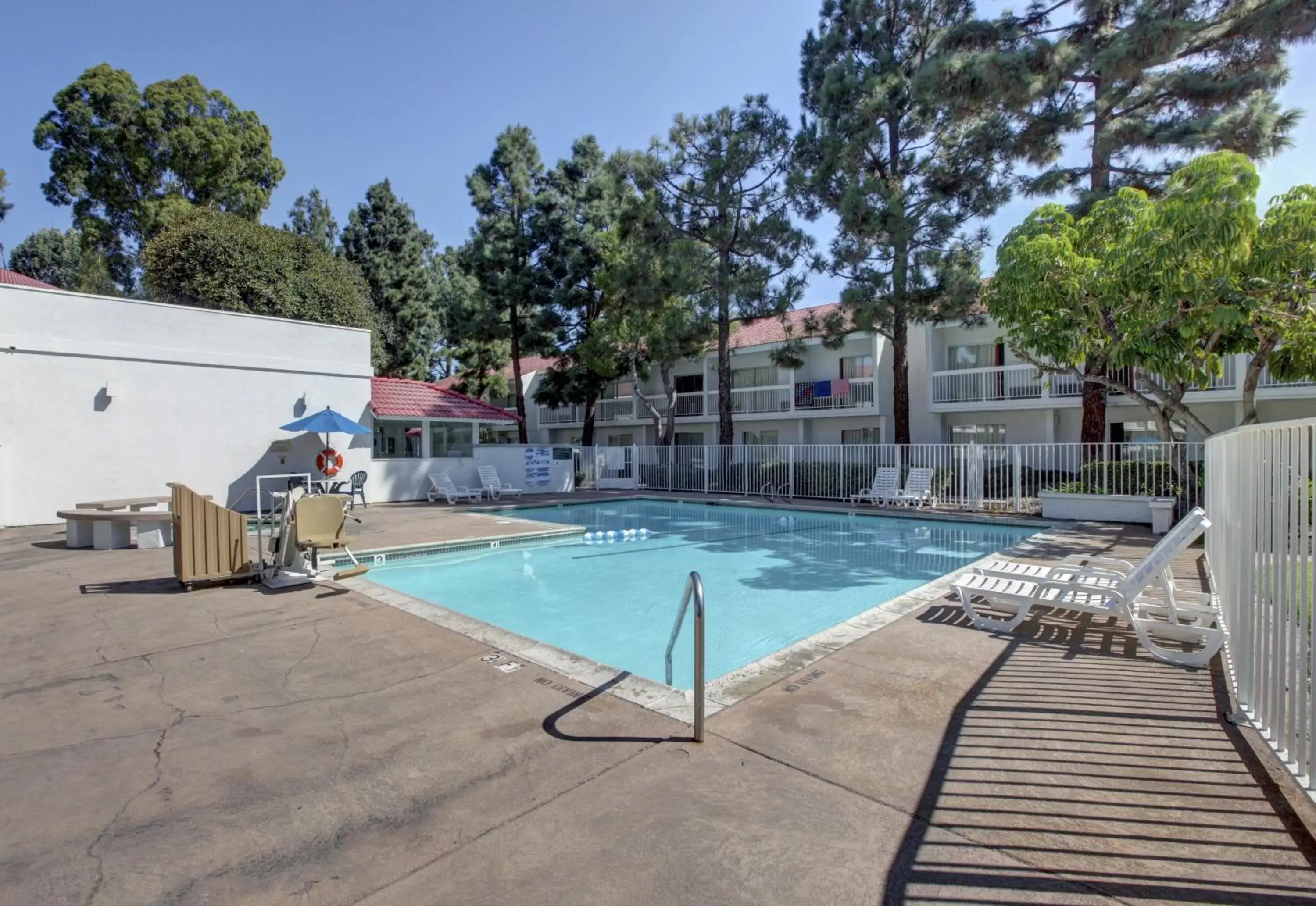 Swimming Pool in Motel 6-Santa Ana, CA - Irvine - Orange County Airport