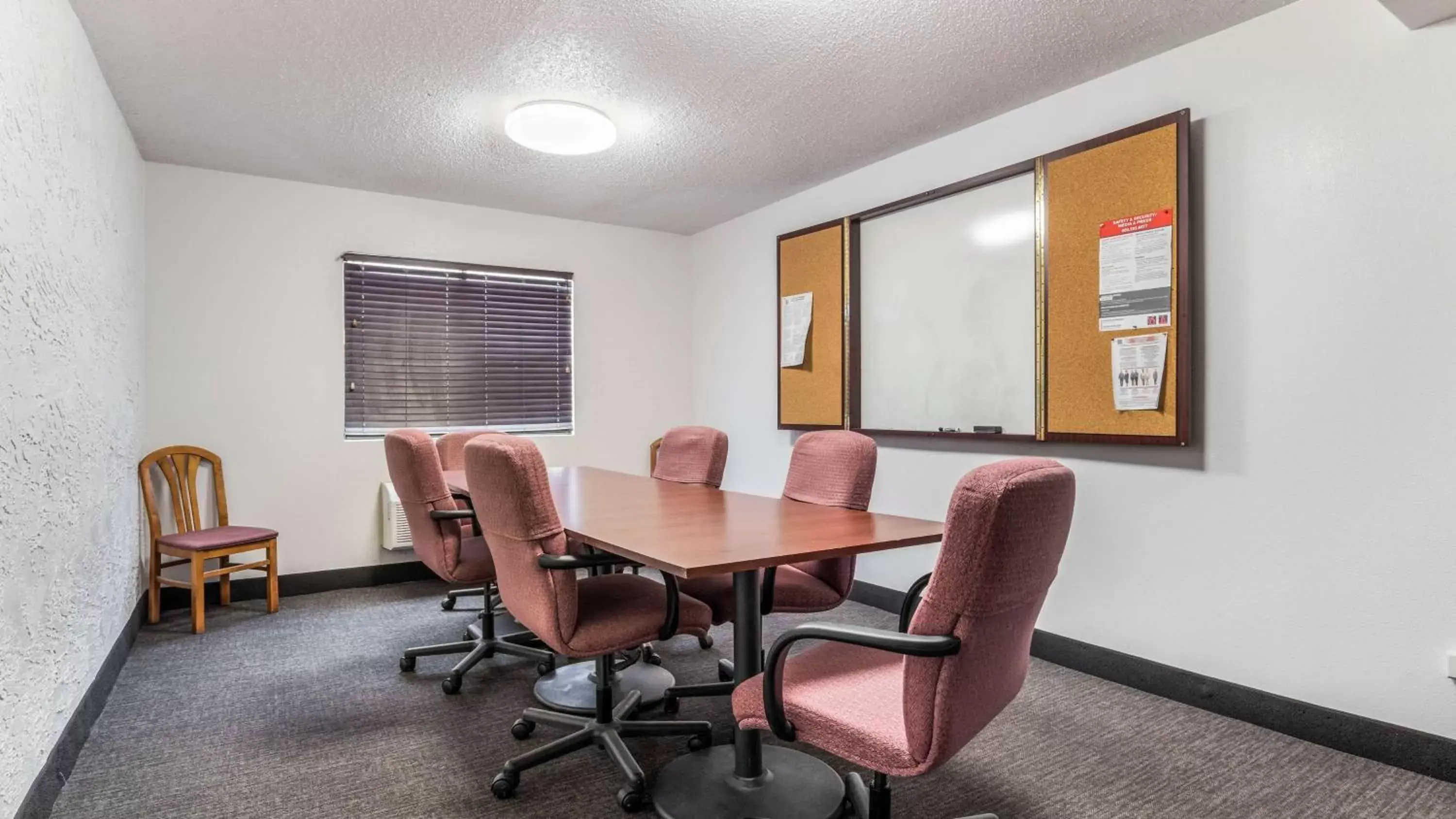 Meeting/conference room in Motel 6-Elk Grove Village, IL